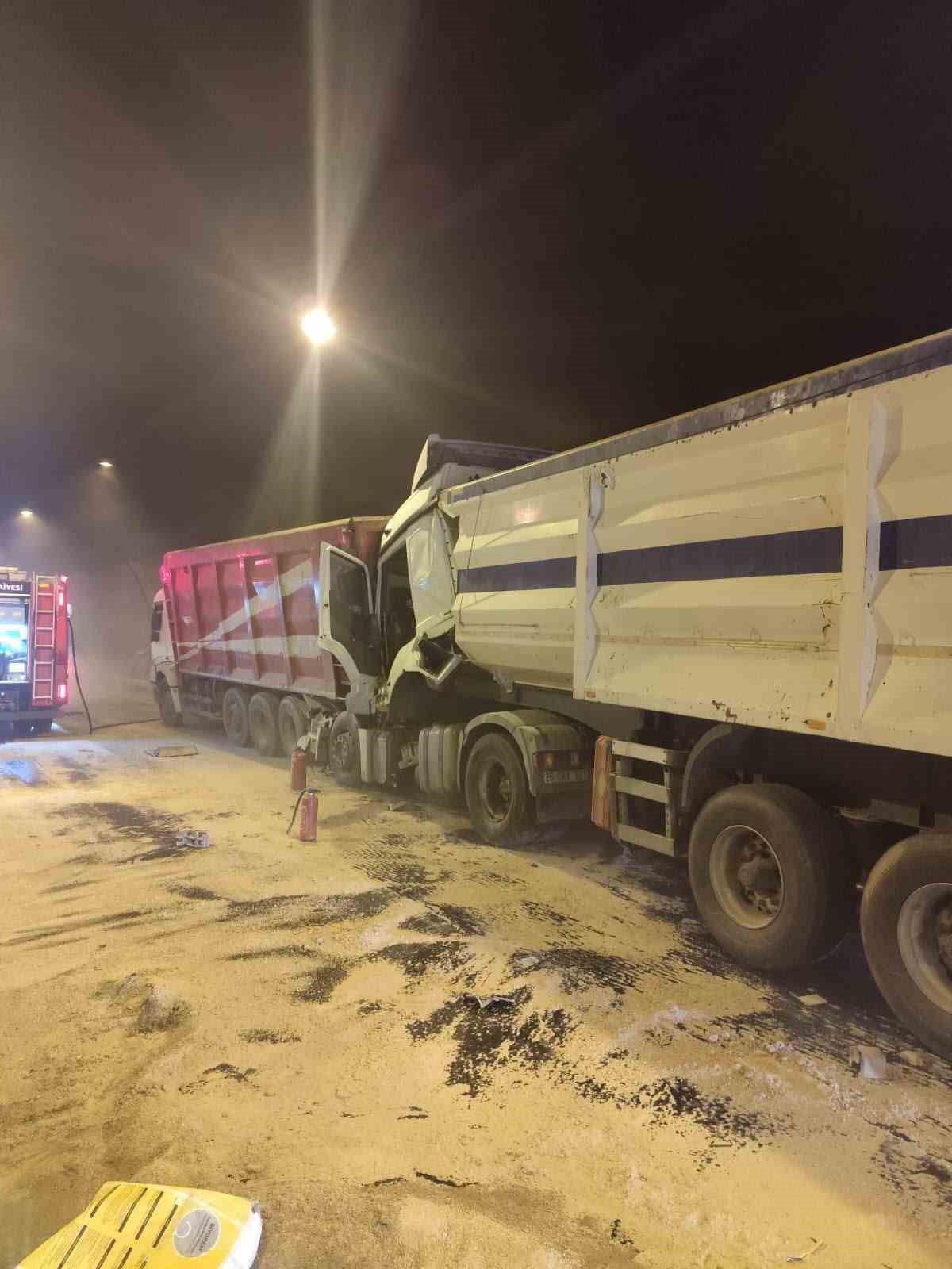 TÜNEL İÇİNDE ÇARPIŞTILAR: 1 YARALI