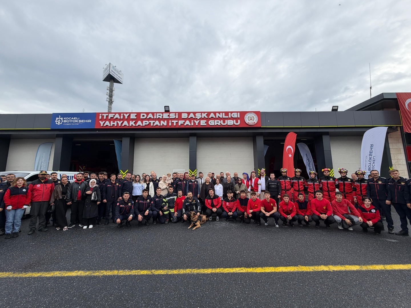 KARTEPE’DE EVİNDE ÇIKAN YANGINDA ANNESİ VE TEYZESİNİN İTFAİYE EKİPLERİ TARAFINDAN KURTARILDIĞI CANAN İŞERİ, YAŞADIĞI KORKU DOLU ANLARIN ARDINDAN KENDİSİNE YARDIM EDEN İTFAİYECİLERLE YENİDEN BULUŞTU. İŞERİ, YANGIN SIRASINDA EKİPLERİN HIZLI MÜDAHALESİNİN KENDİSİNİ RAHATLATTIĞINI BELİRTEREK, "İYİ Kİ VARLAR, VARLIĞINIZ DAİM OLSUN" DEDİ.