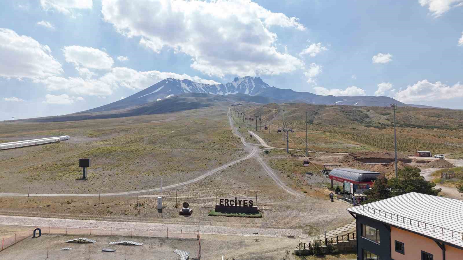 KAYSERİ BÜYÜKŞEHİR BELEDİYESİ’NİN 12 AY TURİZM VİZYONU DOĞRULTUSUNDA ERCİYES A.Ş. TARAFINDAN YAZ SEZONUNDA HAYATA GEÇİRİLEN DOĞA, SPOR VE GASTRONOMİ ODAKLI AKTİVİTELER DEVAM EDİYOR. ÇEKİMLERİ GERÇEKLEŞTİRİLEN TANITIM ÇALIŞMASIYLA ERCİYES’İN YAZ AYLARINDA DA ZİYARETÇİLERİNE SUNDUĞU ZENGİN DENEYİMLER ULUSAL VE ULUSLARARASI TURİZM PAZARINA GÜÇLÜ BİR ŞEKİLDE AKTARILIYOR.