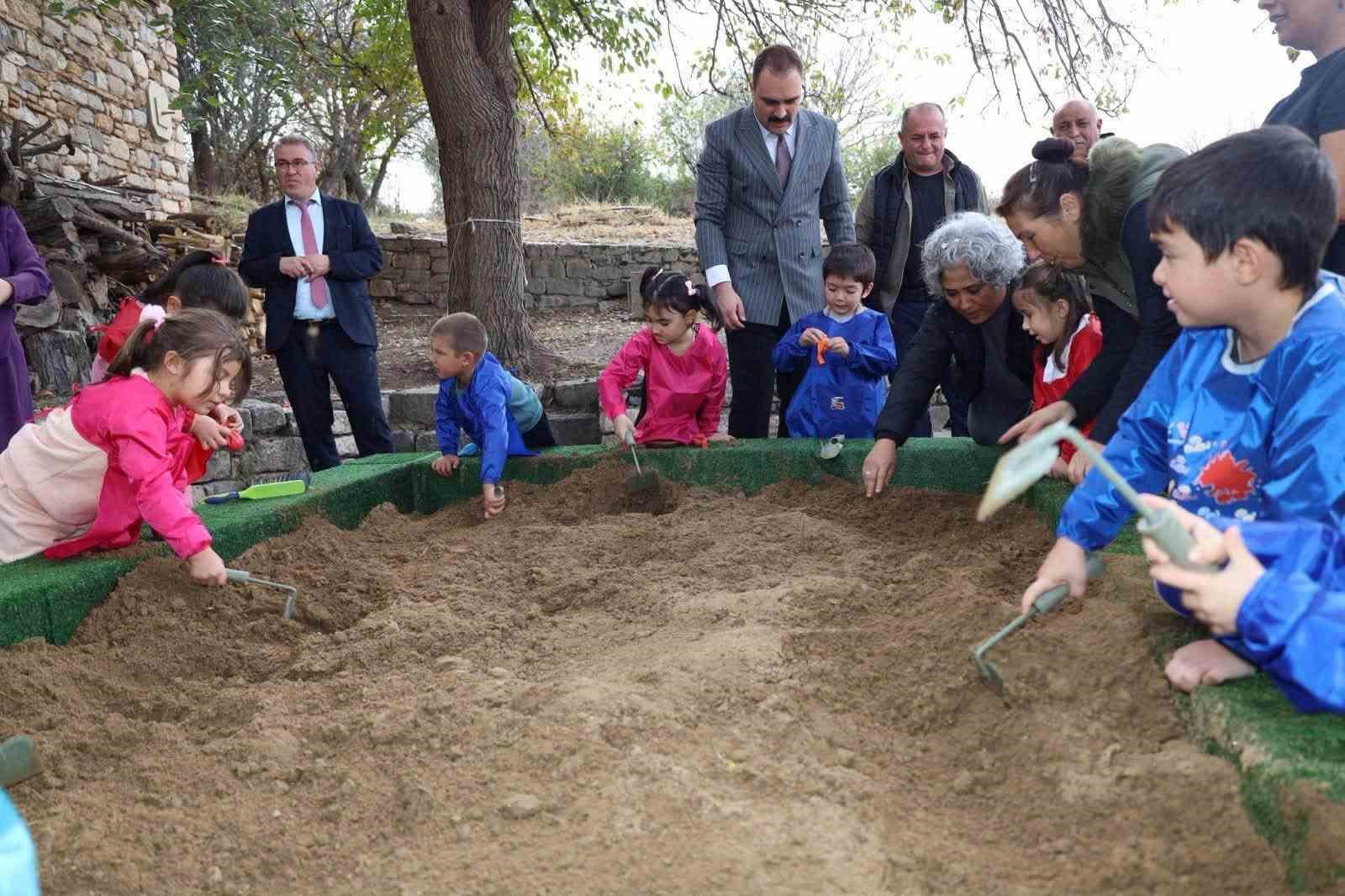 AYDIN'IN KARACASU İLÇESİNDEKİ AFRODİSİAS ANTİK KENTİ'NDE HAYATA GEÇİRİLEN ÇOCUK ATÖLYESİNDE MİNİKLER, ARKEOLOJİK KAZI ÇALIŞMALARINDAN SİKKE BASIMINA, MASKE YAPIMINDAN SANAT ETKİNLİKLERİNE KADAR BİRÇOK UYGULAMAYLA TARİHİ VE KÜLTÜREL MİRASI YAKINDAN TANIMA FIRSATI BULDU.