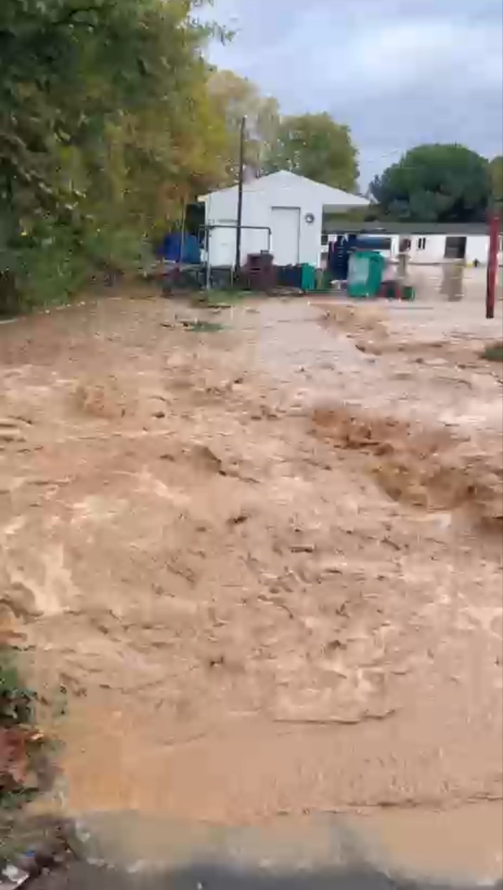 BURSA'DA ETKİLİ OLAN SAĞANAK YAĞIŞIN ARDINDAN MEYDANA GELEN SEL, SU BASKINI, GİDER TIKANMASI VE MAHSUR KALMA OLAYLARINA YÖNELİK EKİPLERİN SAHA ÇALIŞMALARI SÜRÜYOR. KENT GENELİNDE YAPILAN 445 İHBARIN 320'SİNE MÜDAHALE EDİLDİĞİ BİLDİRİLDİ. (ARŞİV)