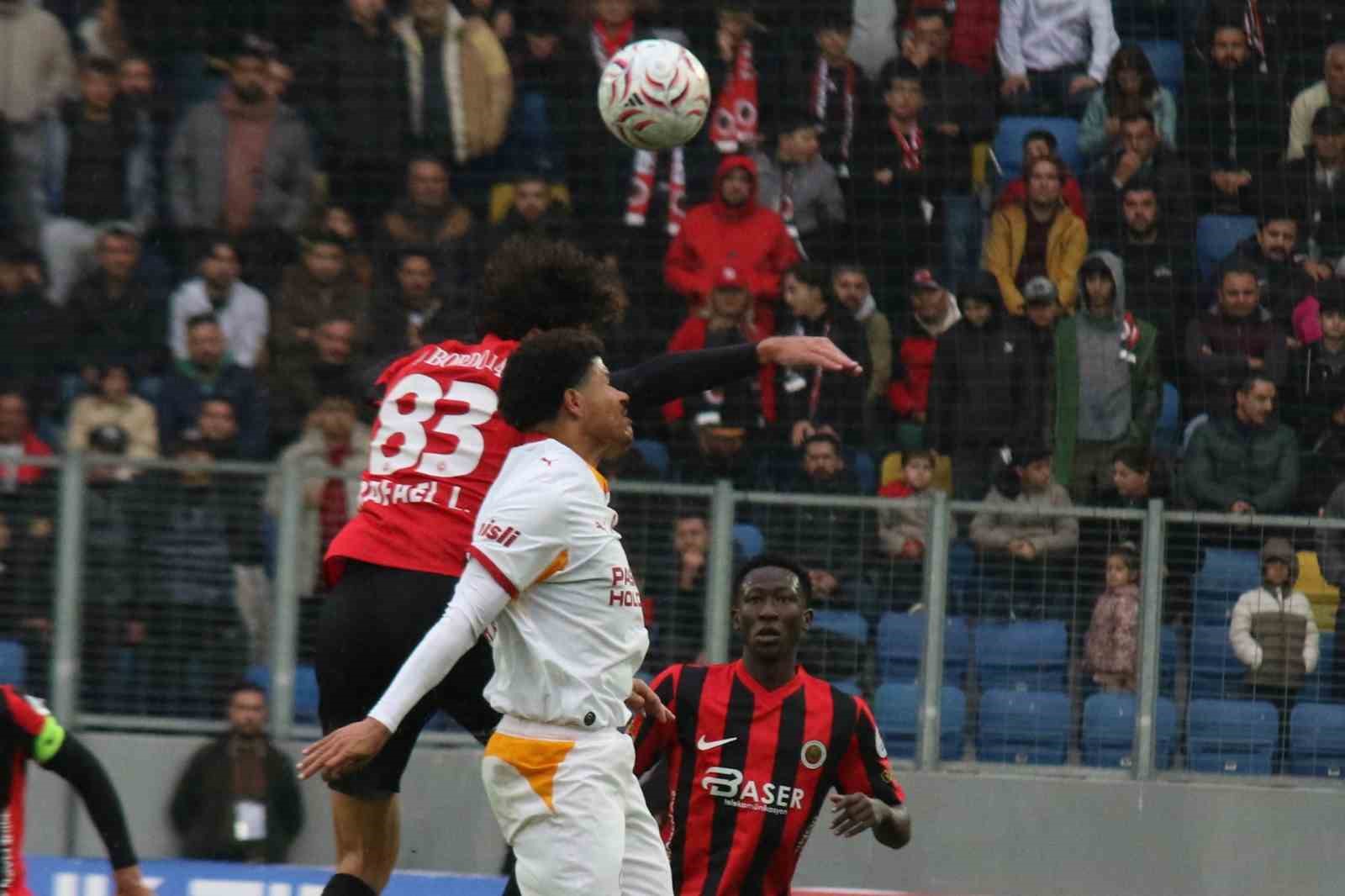 TRENDYOL SÜPER LİG'İN 8. HAFTASINDA GENÇLERBİRLİĞİ, GALATASARAY'I AĞIRLIYOR. MÜSABAKANIN İLK YARISI 0-0'LIK BERABERLİKLE TAMAMLANDI.