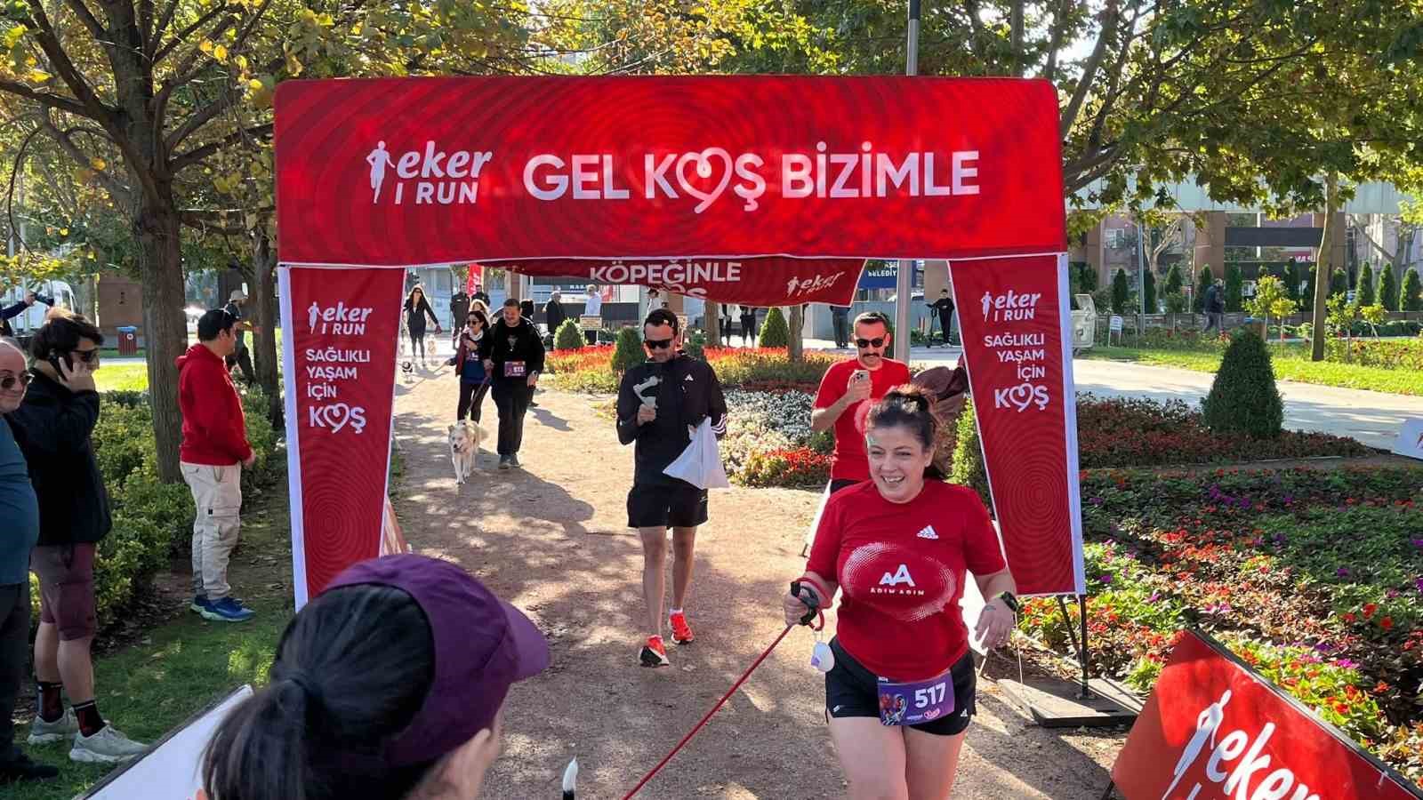 BURSA'DA BU YIL 13'ÜNCÜSÜ DÜZENLENEN EKER I RUN KAPSAMINDA İLK KEZ GERÇEKLEŞTİRİLEN "KÖPEĞİNLE KOŞ" ETKİNLİĞİ, YÜZLERCE HAYVANSEVER İLE PATİLİ DOSTLARINI AYNI PARKURDA BULUŞTURDU.