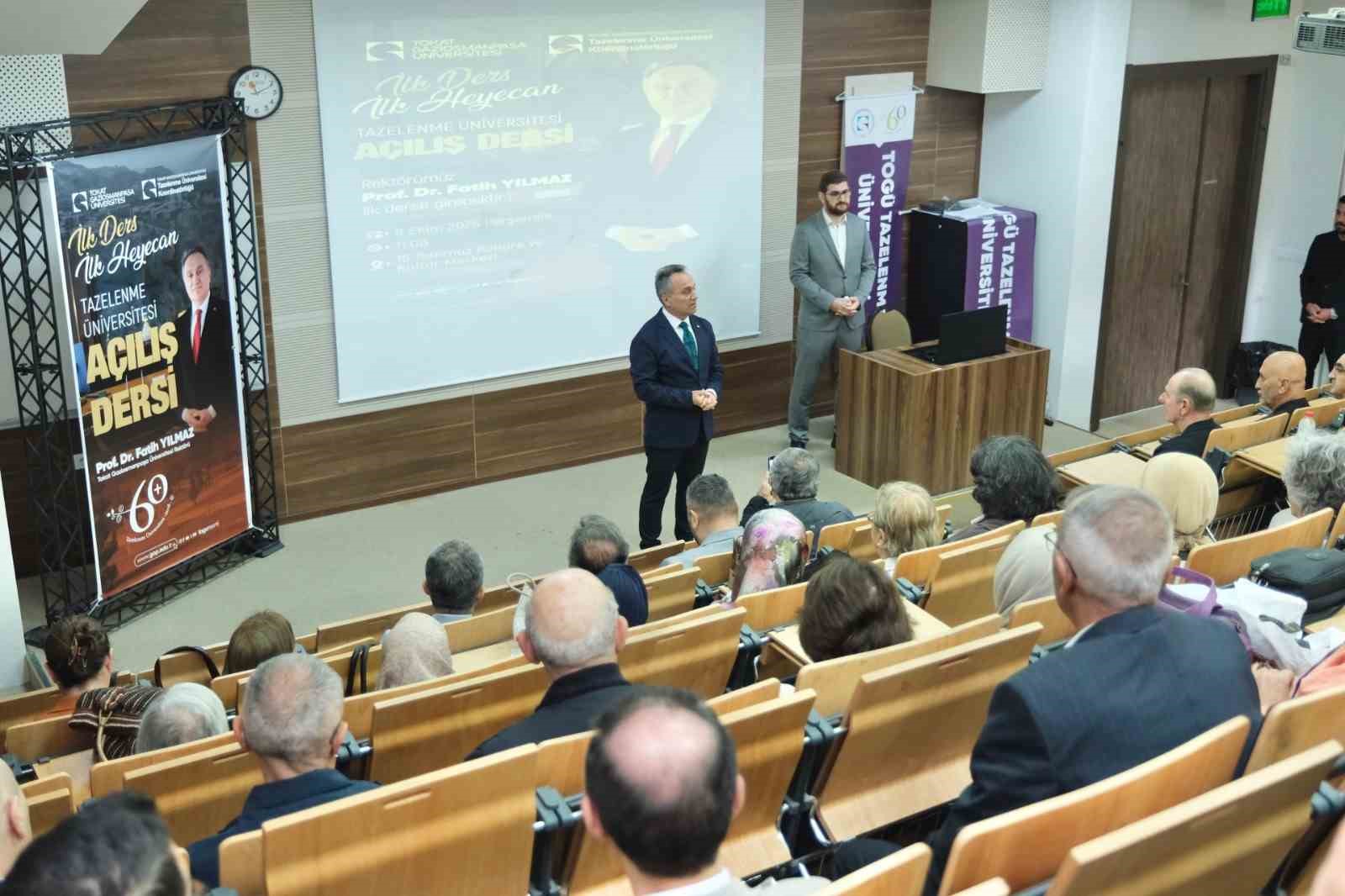 TOKAT GAZİOSMANPAŞA ÜNİVERSİTESİ BÜNYESİNDEKİ TAZELENME ÜNİVERSİTESİ’NDE YENİ EĞİTİM DÖNEMİNİN İLK DERSİNİ VEREN REKTÖR PROF. DR. FATİH YILMAZ’IN ÖĞRENCİLERİ ARASINDA BABASI VE LİSE DÖNEMİNDEKİ İNGİLİZCE ÖĞRETMENİ DE YER ALDI.