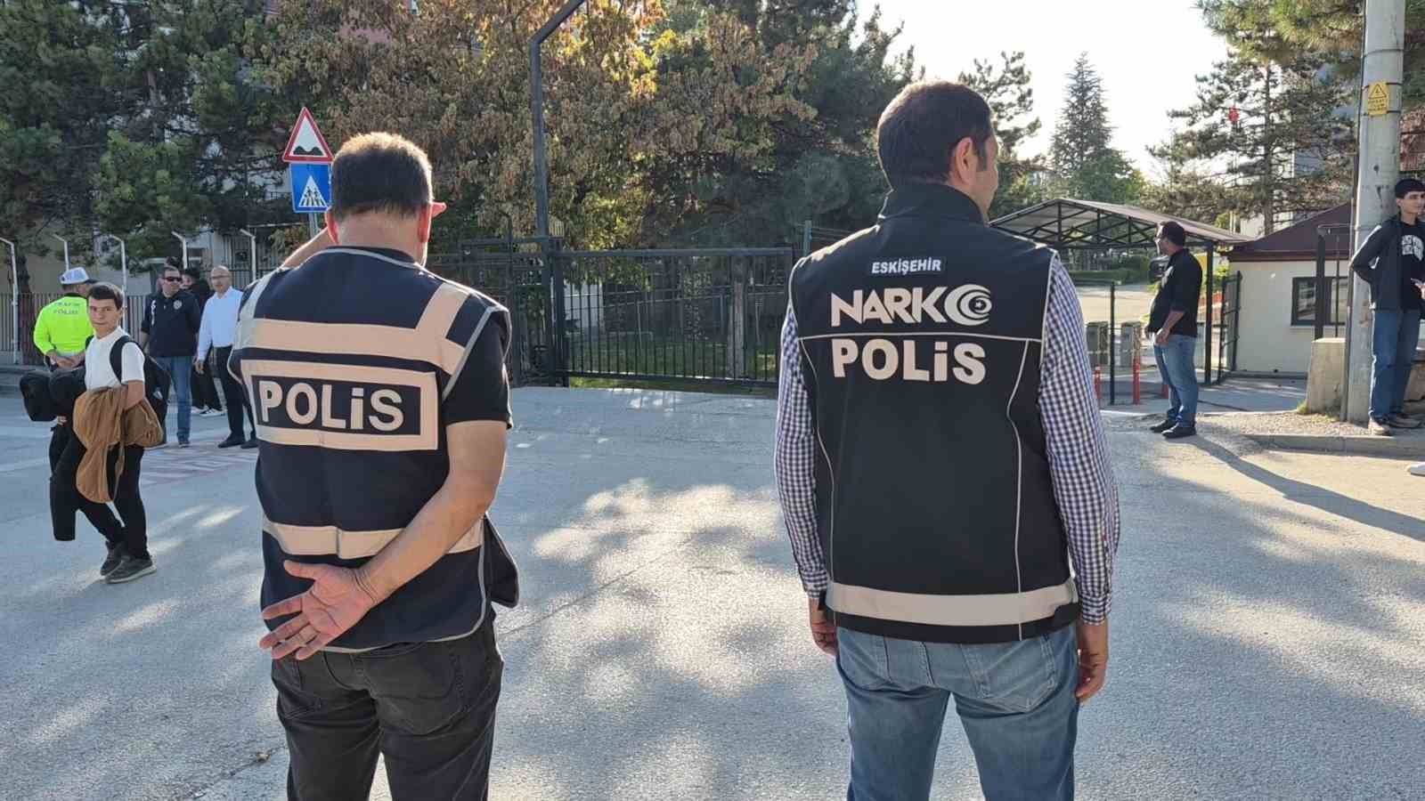 ESKİŞEHİR’DE ÖĞRENCİLERİN HUZUR VE GÜVEN ORTAMI İÇİNDE EĞİTİMLERİNİ SÜRDÜRMELERİNİ SAĞLAMAK AMACIYLA İL EMNİYET MÜDÜRLÜĞÜNE BAĞLI EKİPLER TARAFINDAN OKUL ÇEVRELERİNDE GERÇEKLEŞTİRİLEN DENETİMLER ARALIKSIZ DEVAM EDİYOR.
