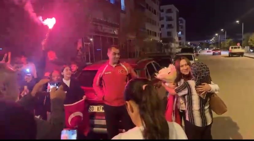 İTALYA’DA DÜZENLENEN KİCK BOKS GENÇLER DÜNYA ŞAMPİYONASI’NDA +70 KİLODA DÜNYA İKİNCİSİ OLAN DENİZLİLİ MİLLİ SPORCU HİLAL BAYHAN, ÇARDAK HAVALİMANI’NDA MEŞALELER VE ALKIŞLARLA KARŞILANDI.