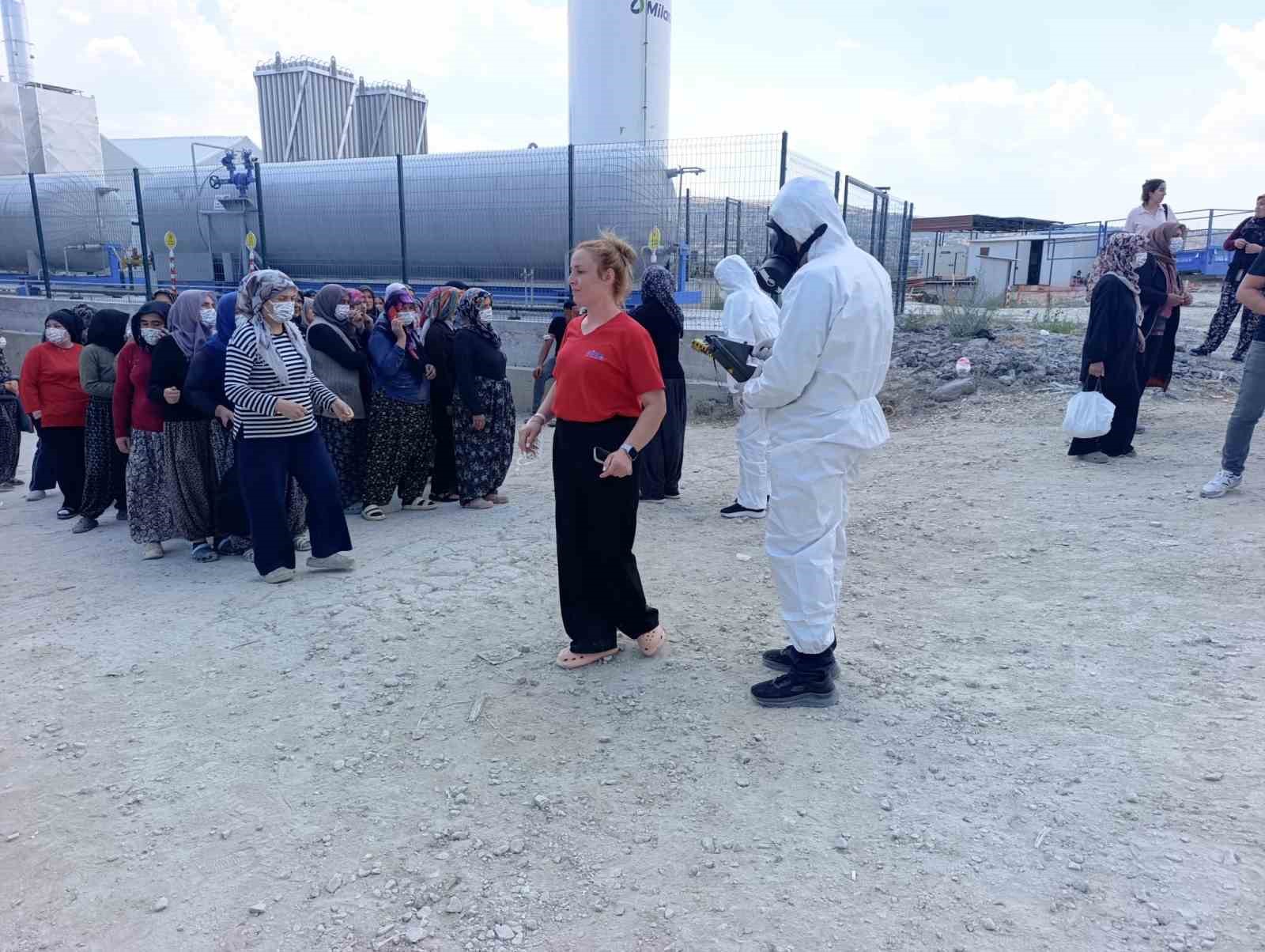 AFYONKARAHİSAR’DA İLAÇLAMA YAPILAN DOMATES SERASINDA ZEHİRLENEREK HASTANEYE KALDIRILANLARIN SAYISI 24’E YÜKSELİRKEN, GAZA MARUZ KALAN 20’YE YAKIN İŞÇİ, HASTANE SEVKİNİ REDDETMELERİ ÜZERİNE AFAD EKİPLERİ TARAFINDAN ÖZEL CİHAZLARLA KONTROLE TABİ TUTULARAK EVLERİNE GÖNDERİLDİ.