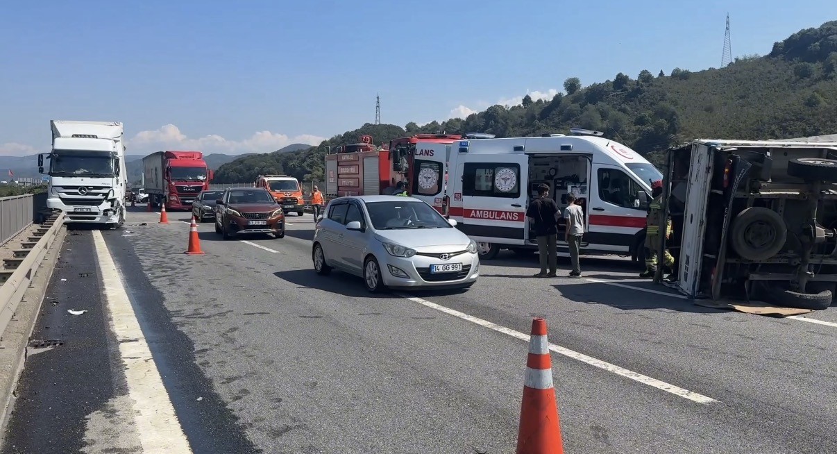 ANADOLU OTOYOLU ASARSUYU KÖPRÜSÜ ÜZERİNDE 2 TIR VE 1 KAMYONETİN KARIŞTIĞI ZİNCİRLEME KAZADA DEVRİLEN KAMYONETİN SÜRÜCÜSÜ YARALANDI.
