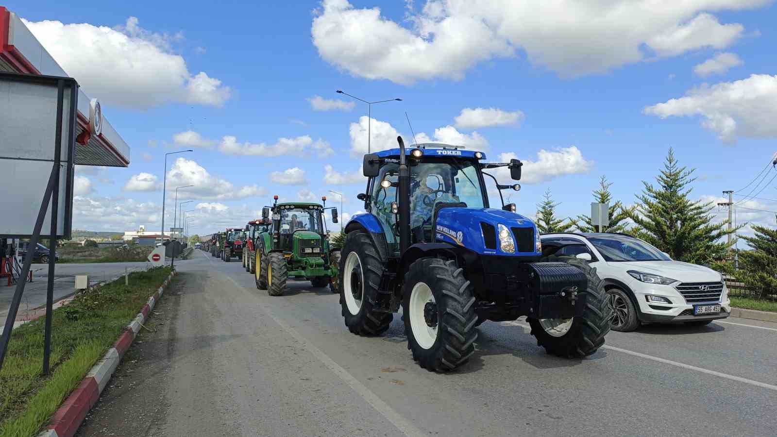 TÜRKİYE’NİN ÖNEMLİ TARIM MERKEZLERİNDEN SAMSUN’UN BAFRA İLÇESİNDE ÇELTİK ÜRETİCİLERİ, ÜRÜN FİYATLARININ HENÜZ AÇIKLANMAMASINA TEPKİ GÖSTERDİ. YAKLAŞIK 600 TRAKTÖRLE BİR ARAYA GELEN ÜRETİCİLER, SAMSUN-SİNOP KARA YOLUNDA 4 KİLOMETRELİK KONVOY OLUŞTURDU.
