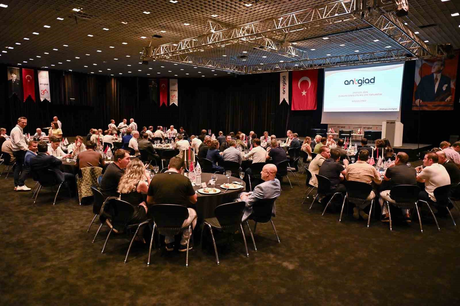 ANTALYA GENÇ İŞ İNSANLARI DERNEĞİ (ANTGİAD), 2026-2027 ÇALIŞMA SEZONUNU GENİŞ KATILIMLI BİR TOPLANTIYLA AÇTI.