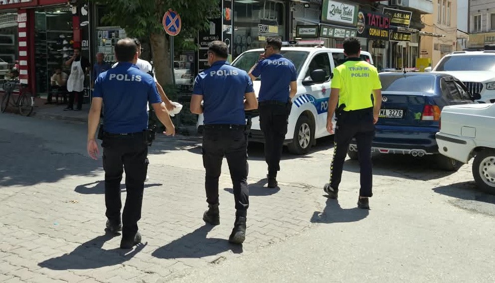 ADIYAMAN’DA ABLASI VE ENİŞTESİ TARAFINDAN BIÇAKLI SALDIRIYA UĞRADIĞI İDDİA EDİLEN GENÇ YARALANDI.
