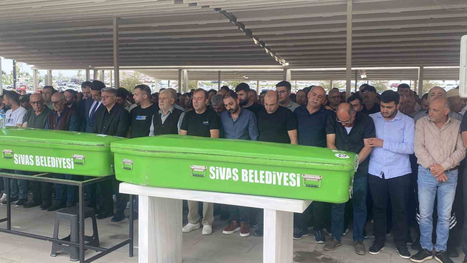SİVAS’TA DÜN MEYDANA GELEN TRAFİK KAZASINDA HAYATINI KAYBEDEN 4 KİŞİDEN 3’Ü SON YOLCULUĞUNA UĞURLANDI.