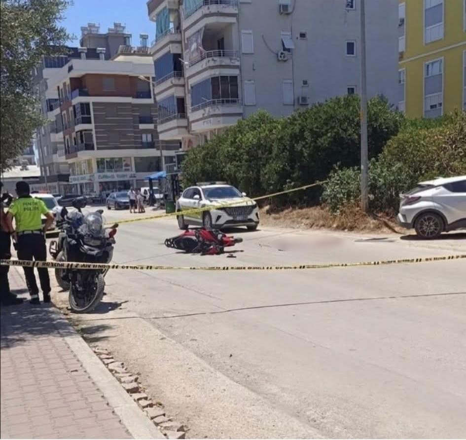 ANTALYA'NIN KUMLUCA İLÇESİNDE NİKAH İÇİN TARİH ALDIKTAN SONRA GEÇİRDİĞİ TRAFİK KAZASINDA 27 YAŞINDAKİ GENCİN HAYATINI KAYBETMESİNE İLİŞKİN GÖRÜLEN DAVANIN İLK DURUŞMASI, BİLİRKİŞİ RAPORUNDAKİ EKSİKLİKLERİN GİDERİLİP TEKRAR SUNULMASI ÜZERİNE ERTELENDİ. AİLE, GÜVENLİK KAMERALARINA YANSIYAN KAZADA 29 GÜN SONRA SERBEST KALAN OTOMOBİL SÜRÜCÜSÜNÜN TEKRAR TUTUKLANMASINI İSTEDİ.