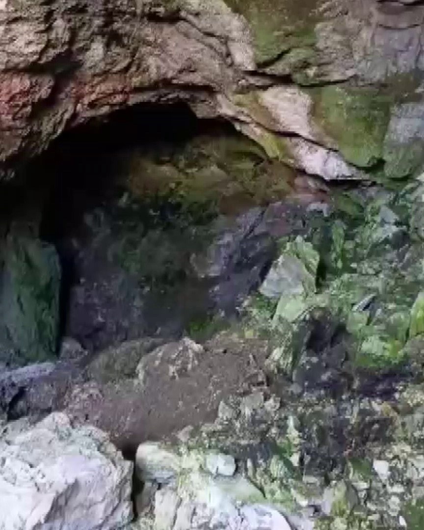 SİVAS’IN İMRANLI İLÇESİNE BAĞLI BİR KÖYDE KÖYÜNDE BULUNAN MAĞARA, DOĞAL YAPISI VE GİZEMLİ GÖRÜNTÜSÜYLE KÖYLÜLERİN VE ZİYARETÇİLERİN İLGİSİNİ ÇEKİYOR.