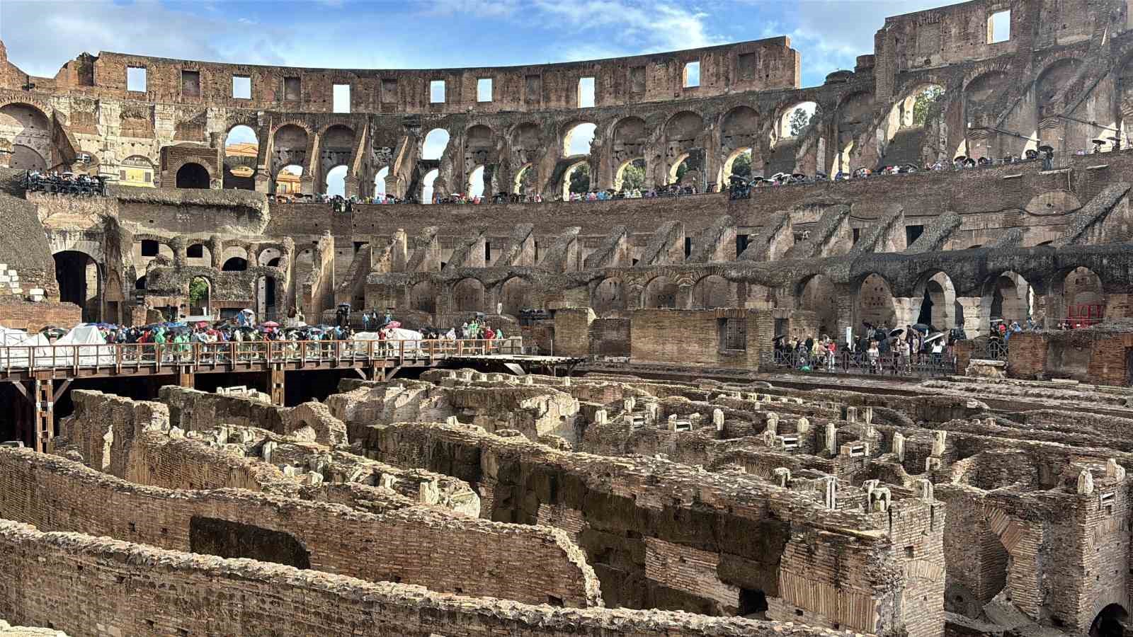 TROYA SAVAŞLARI'NIN YAŞANDIĞI TROYA ÖREN YERİ'NDEN ÇIKAN ESERLER, ROMA'NIN DÜNYACA ÜNLÜ SİMGE YAPISI OLAN KOLEZYUM'DAKİ 'TROİA VE ROMA: ANTİK AKDENİZ'İN MİTLERİ, EFSANELERİ VE HİKAYELERİ' SERGİSİNDE SERGİLENDİ.