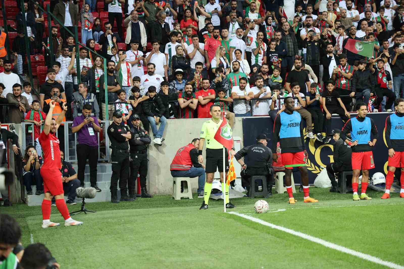 TRENDYOL SÜPER LİG’İN 8. HAFTASINDA AMED SPORTİF FAALİYETLER, EVİNDE KARŞILAŞTIĞI KONYASPOR’U 1-0’LIK SKORLA MAĞLUP ETTİ.