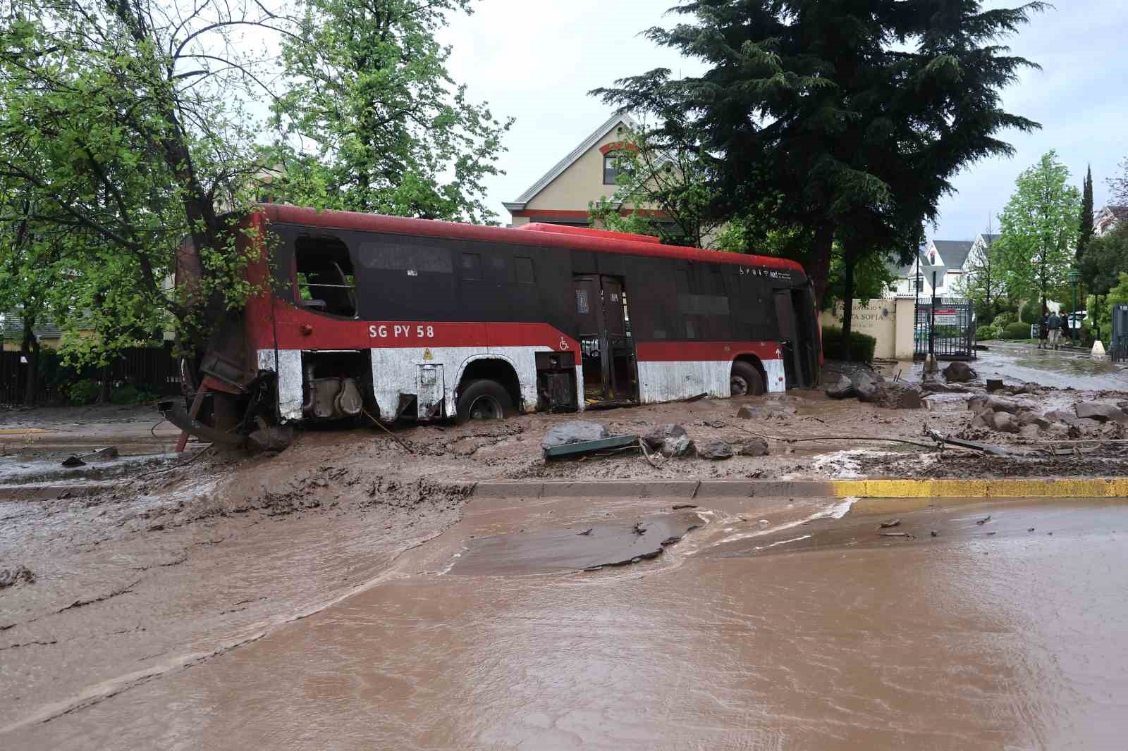 ŞİLİ'DE ŞİDDETLİ YAĞIŞLAR SONUCU MEYDANA GELEN SELLERDE ONLARCA ARAÇ SELE KAPILIRKEN, İÇERİSİNDE YOLCU OLAN OTOBÜS METRELERCE SÜRÜKLENDİ. SEL FELAKETİNDE 6 KİŞİ YARALANDI.