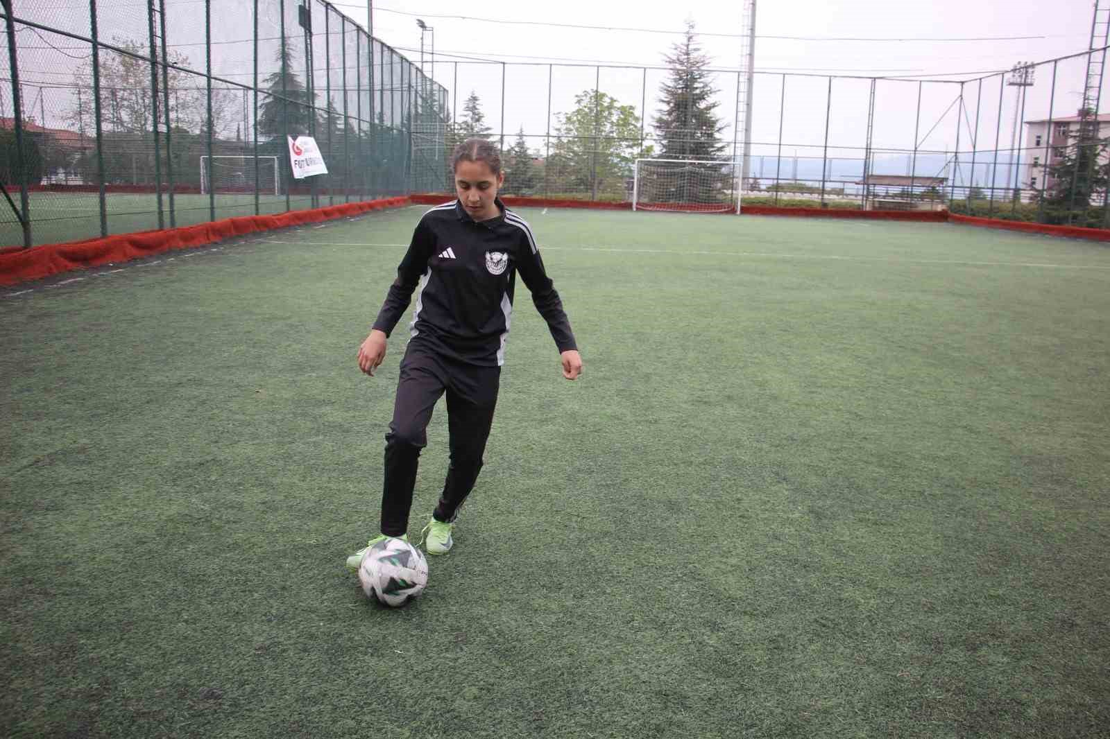 YAKLAŞIK 2 YIL ÖNCE FAALİYETE GEÇEN ANCAK BU KISA SÜREDE BÜYÜK GELİŞME KAYDEDEREK BÜYÜYEN DENİZLİ PAMUKKALE BEŞİKTAŞ FUTBOL OKULUN DA YETİŞEN NURCAN KAZANCIO GALATASARAY AKADEMİ TAKIMINA TRANSFER OLARAK DİKKATLERİ ÜZERİNE ÇEKTİ. SARI KIRMIZILI FUTBOLCU KAZANCIO HEDEFİNİ MİLLİ TAKIM OLARAK BELİRLEDİĞİNİ SÖYLEDİ.