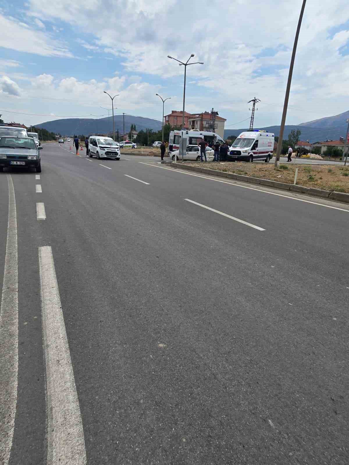 ISPARTA'NIN ŞARKİKARAĞAÇ İLÇESİNDE İKİ ARACIN KAVŞAKTA ÇARPIŞMASI SONUCU 5 KİŞİ YARALANDI.