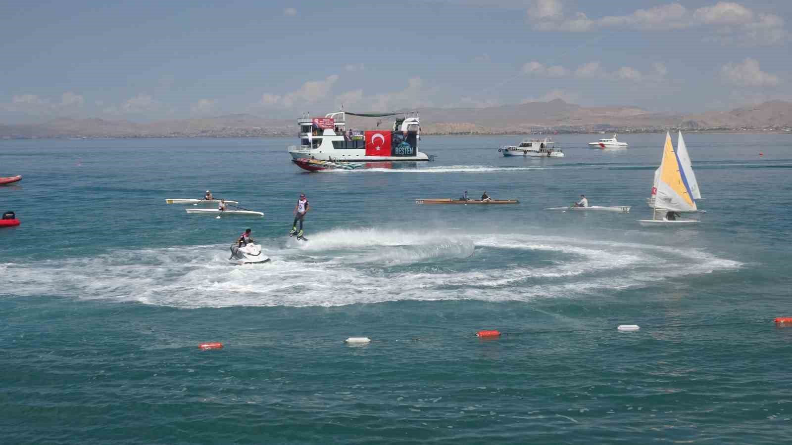 VAN’DA BU YIL İKİNCİSİ DÜZENLENEN GÖLFEST, GENÇLERİ KÜLTÜR, SANAT VE SPOR ETKİNLİKLERİNDE BULUŞTURURKEN, VAN GÖLÜ SAHİLİNDEKİ SU SPORLARI GÖSTERİLERİ FESTİVALE RENK KATTI.