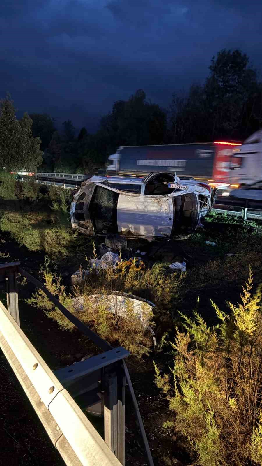 ANADOLU OTOYOLU’NUN SAKARYA HENDEK GEÇİŞİNDE SÜRÜCÜSÜNÜN DİREKSİYON HAKİMİYETİNİ KAYBETMESİ SONUCU REFÜJE SAVRULARAK DEVRİLEN OTOMOBİLDE HAYATINI KAYBEDEN VE YARALANAN KİŞİLERİN KİMLİKLERİ BELİRLENDİ.