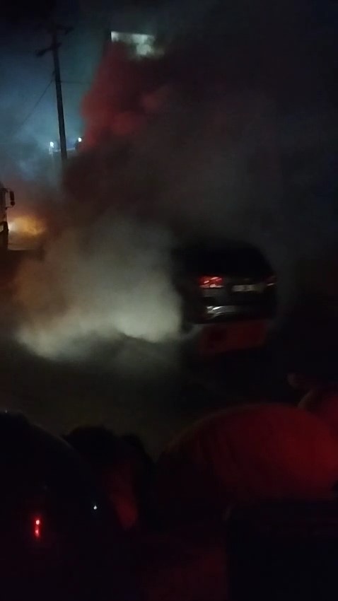 BURSA'DA SEYİR HALİNDEKİ LÜKS OTOMOBİL, HENÜZ BİLİNMEYEN BİR SEBEPTEN DOLAYI YANMAYA BAŞLADI. O ANLAR AMATÖR KAMERAYA YANSIDI.