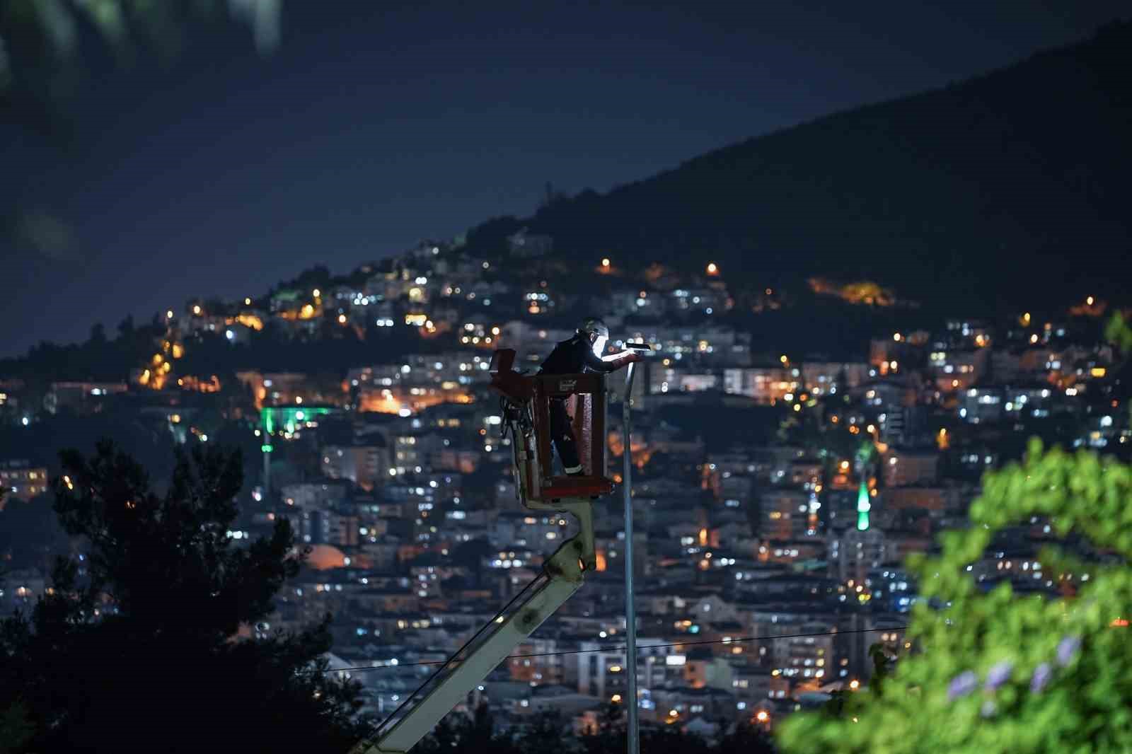 GÜNEY MARMARA’DA 5 MİLYONUN ÜZERİNDE NÜFUSA ELEKTRİK DAĞITIM HİZMETİ VEREN UEDAŞ, İKLİM DEĞİŞİKLİĞİNİN ŞEBEKE ÜZERİNDEKİ ETKİLERİNİ ÖNGÖRMEK İÇİN YAPAY ZEKA DESTEKLİ ANALİZLERDEN YARARLANIYOR.