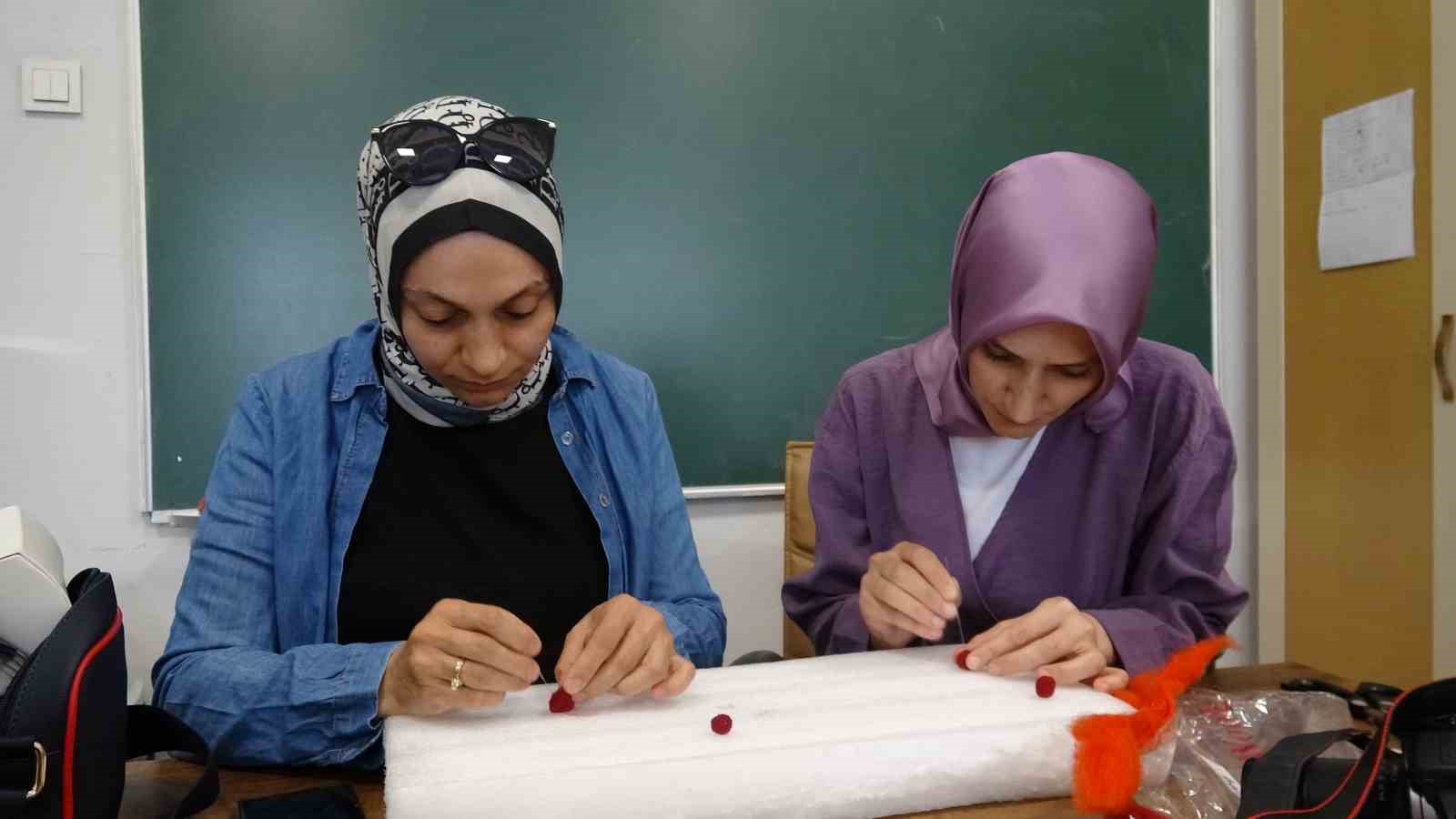 TÜRKİYE KÜLTÜR YOLU FESTİVALİ KAPSAMINDA ERZURUM OLGUNLAŞMA ENSTİTÜSÜ’NDE DÜZENLENEN "KEÇELEME TEKNİĞİ İLE KÜPE YAPIMI" ETKİNLİĞİNDE KATILIMCILAR, KEÇE YÜNLERİNİ İĞNELEME YÖNTEMİYLE ŞEKİLLENDİREREK KENDİ KÜPELERİNİ YAPTI.