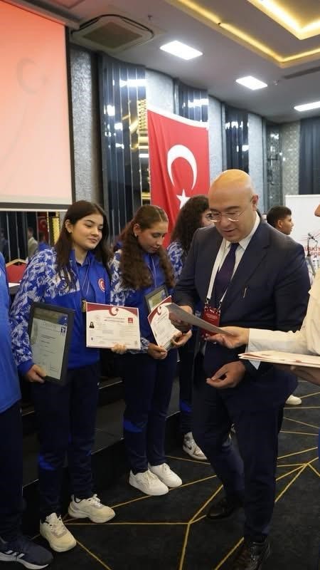 MANİSA’NIN ALAŞEHİR İLÇESİNDEN 10 GENÇ SPORCU, POLONYA’DA DÜZENLENEN 2026 FAI UZAY MODELLERİ AVRUPA ŞAMPİYONASI’NDA TÜRKİYE’Yİ TEMSİL EDEREK TARİHİ BİR BAŞARIYA İMZA ATTI. ŞAMPİYONAYI 2 ALTIN, 4 GÜMÜŞ VE 1 BRONZ MADALYAYLA TAMAMLAYAN SPORCULARA MİLLİ SPORCU BELGELERİ ANKARA’DA DÜZENLENEN TÖRENLE TAKDİM EDİLDİ.