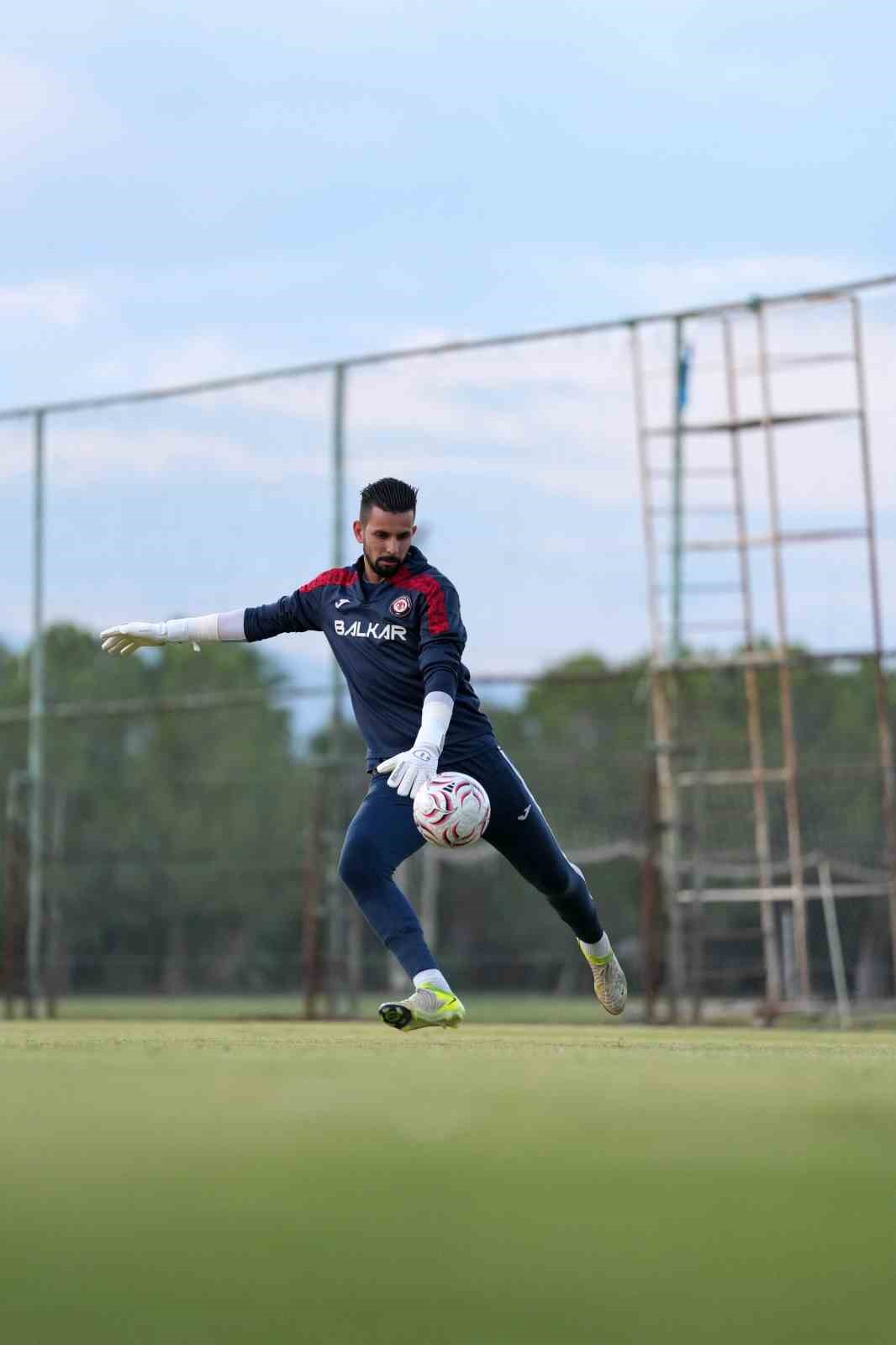 TRENDYOL SÜPER LİG EKİPLERİNDEN ÇORUM FK, MİLLÎ MAÇLAR NEDENİYLE LİGE VERİLEN ARADA GERÇEKLEŞTİRECEĞİ KAMP ÇALIŞMALARI İÇİN ANTALYA’DA TOPLANDI. KIRMIZI-SİYAHLI EKİP KAMPIN İLK İDMANINI SÜRDÜRDÜ.