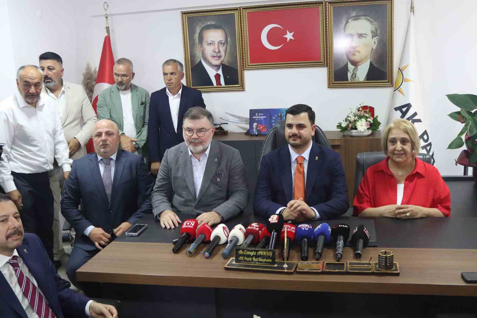 AK PARTİ GENEL SEKRETERİ VE İZMİR MİLLETVEKİLİ EYYÜP KADİR İNAN, MENDERES BELEDİYESİNDE BAŞKANVEKİLİ SEÇİLEN ASUMAN ŞEN’İ MAKAMINDA ZİYARET ETTİ.