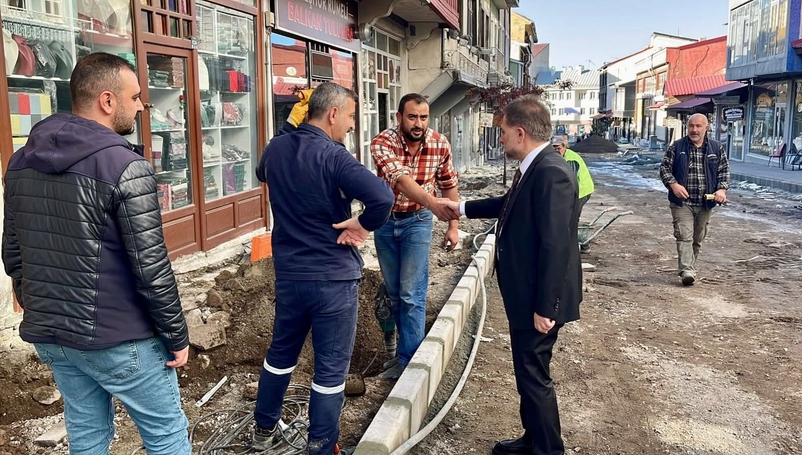 YAKUTİYE BELEDİYE BAŞKANI MAHMUT UÇAR, İLÇE GENELİNDE YÜRÜTÜLEN ALTYAPI VE ÜSTYAPI ÇALIŞMALARINI YAKINDAN TAKİP ETMEYİ SÜRDÜRÜYOR. BAŞKAN UÇAR, BU KAPSAMDA BAT PAZARI CADDESİ’NDE BELEDİYE EKİPLERİ TARAFINDAN GERÇEKLEŞTİRİLEN ÇALIŞMALARI YERİNDE İNCELEYEREK BÖLGE ESNAFIYLA BİR ARAYA GELDİ.