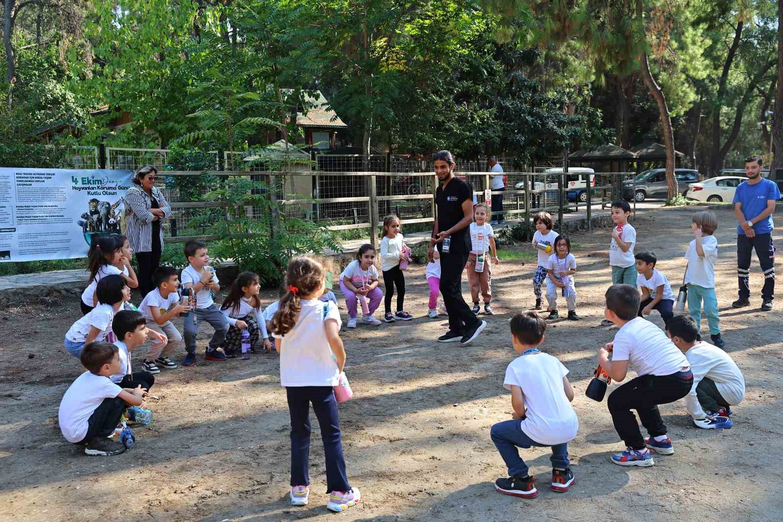 ANTALYA BÜYÜKŞEHİR BELEDİYESİ, DÜNYA HAYVANLARI KORUMA GÜNÜ KAPSAMINDA ANTALYA DOĞAL YAŞAM PARKI’NDA ÇOCUKLARA YÖNELİK ÇEŞİTLİ ETKİNLİKLER DÜZENLEDİ. 6 OKULDAN YAKLAŞIK 300 ÖĞRENCİNİN KATILDIĞI ETKİNLİKTE ÇOCUKLAR HEM EĞLENDİ HEM DE HAYVANLARI YAKINDAN TANIMA FIRSATI BULDU.