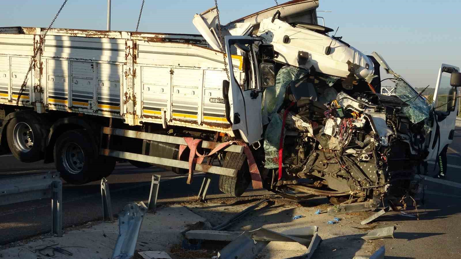 ÇANAKKALE’DE BARİYERLERE ÇARPMAN KAMYONDAKİ 2 KİŞİ HAYATINI KAYBETTİ.