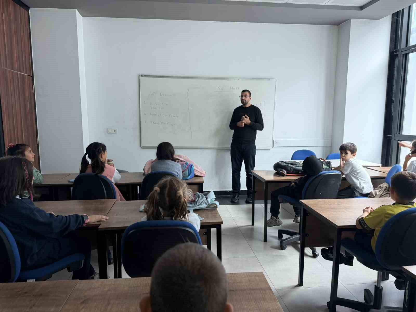 AKÇAKOCA GENÇLİK MERKEZİ’NDE İLKOKUL VE ORTAOKUL ÖĞRENCİLERİNE YÖNELİK KUR’AN-I KERİM VE DEĞERLER EĞİTİMİ ATÖLYESİ BAŞLADI. PROGRAM KAPSAMINDA ÇOCUKLARIN BİLGİ VE DEĞERLER EĞİTİMİ ALANINDAKİ GELİŞİMLERİNE KATKI SAĞLANMASI HEDEFLENİYOR.