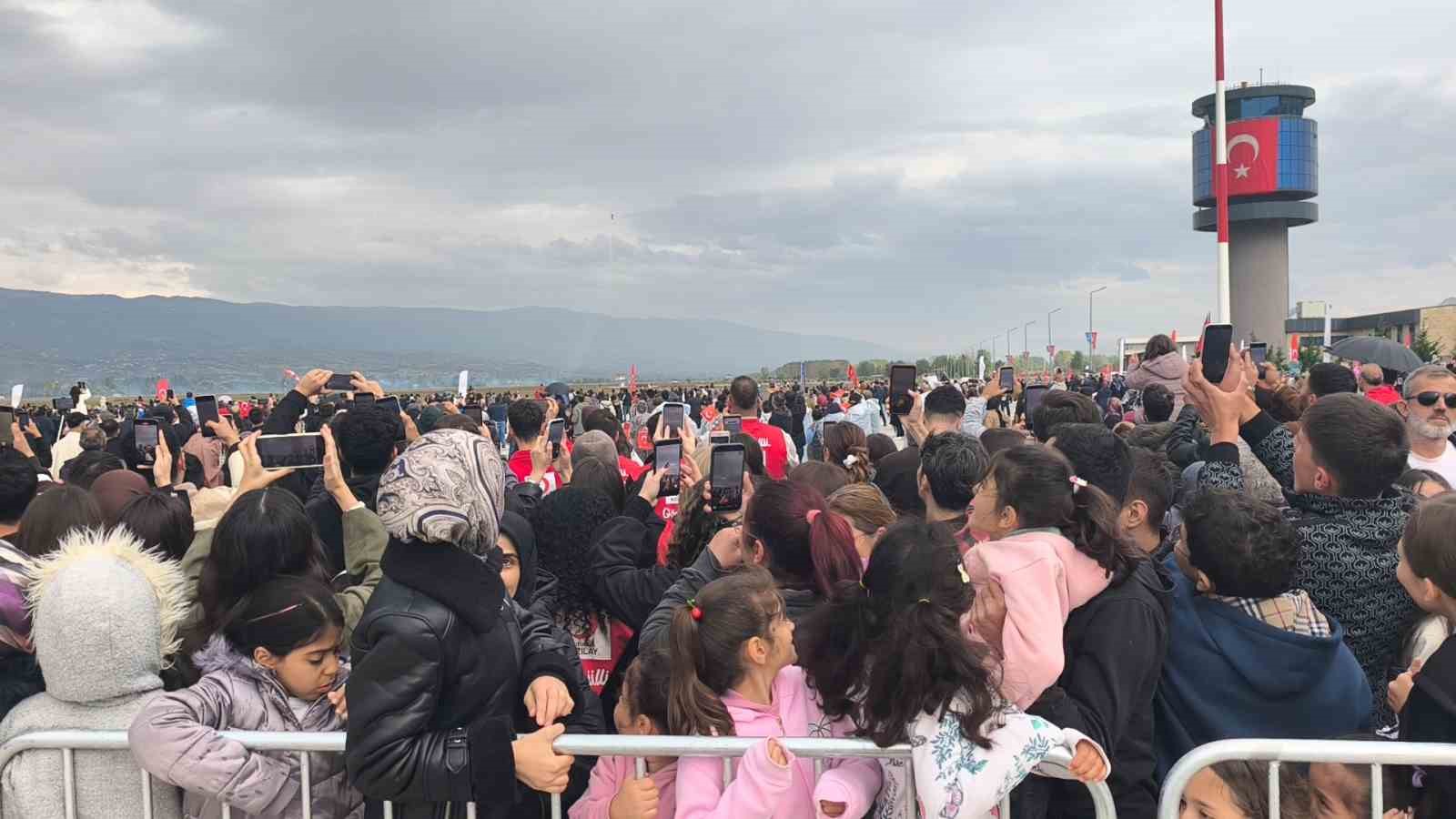 TÜRK HAVA KUVVETLERİNİN GÖSTERİ EKİBİ SOLOTÜRK, TOKAT HAVALİMANI'NDA GERÇEKLEŞTİRDİĞİ GÖSTERİ UÇUŞUYLA BİNLERCE KİŞİYE HEYECAN DOLU ANLAR YAŞATTI.