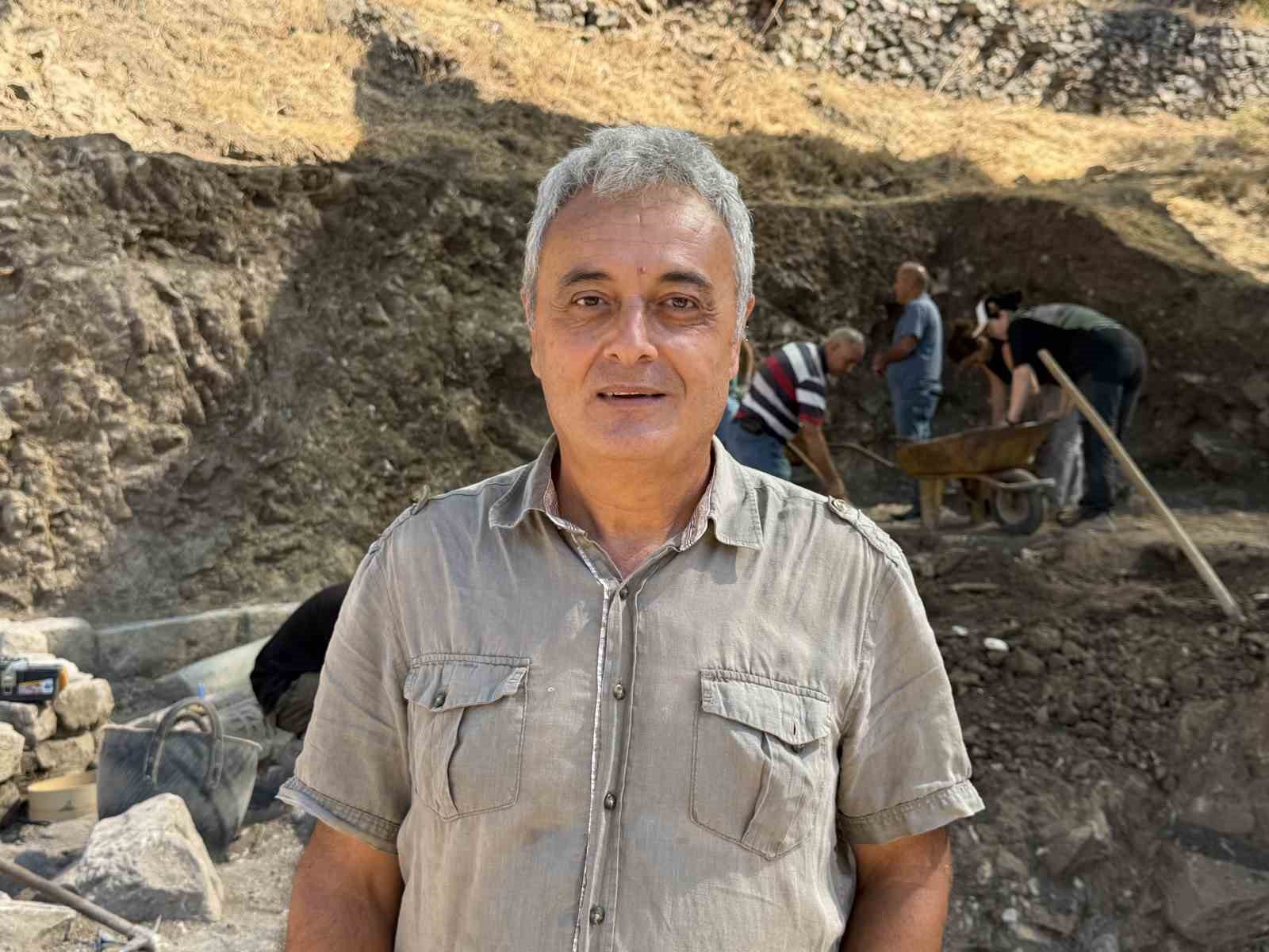 ANTANDROS ANTİK KENTİ KAZI BAŞKANI PROF. DR. GÜRCAN POLAT, 2026 KAZI SEZONUNDA ÇALIŞMALARIN AĞIRLIKLI OLARAK GEÇ ANTİK ÇAĞ’A AİT BÜYÜK BİR KİLİSE YAPISINDA SÜRDÜRÜLDÜĞÜNÜ AÇIKLADI.