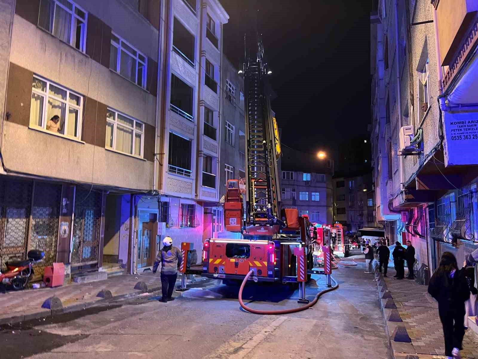 ESENLER’DE 4 KATLI BOŞ BİNANIN ÇATISINDA YANGIN