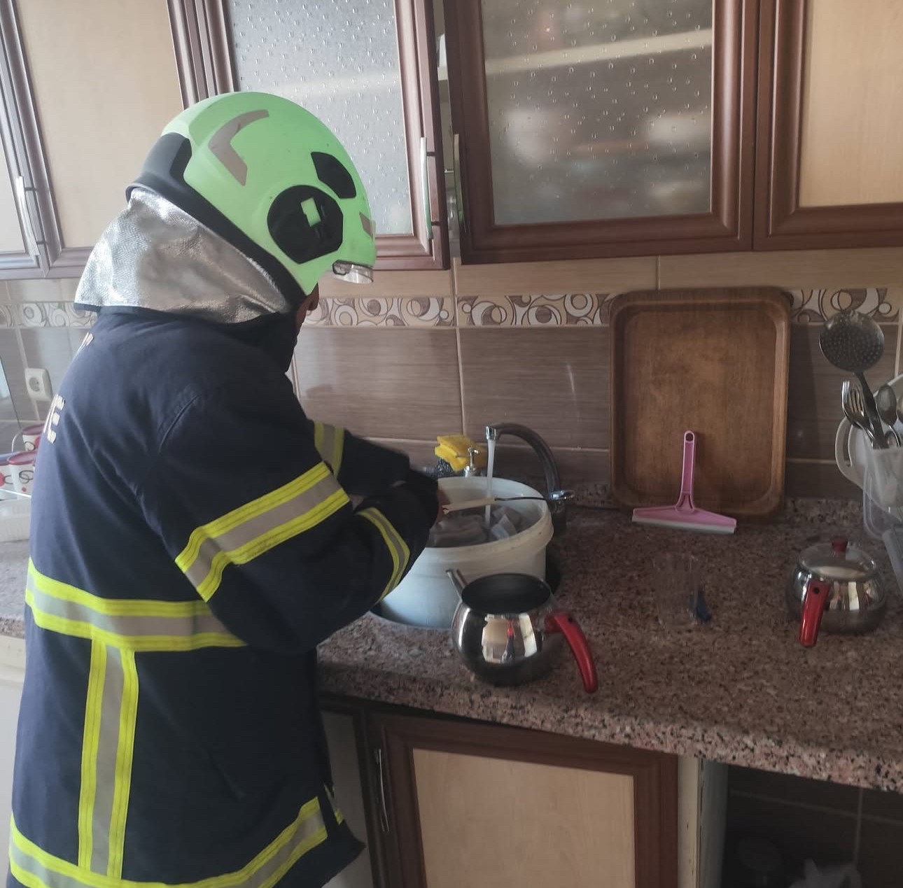 SİİRT'TE BİR APARTMANIN 5. KATINDAKİ DAİRENİN BALKONUNDA BULUNAN PİKNİK TÜPÜNÜN PATLAMASI SONUCU MADDİ HASAR MEYDANA GELİRKEN, OLAYDA YARALANAN OLMADI.