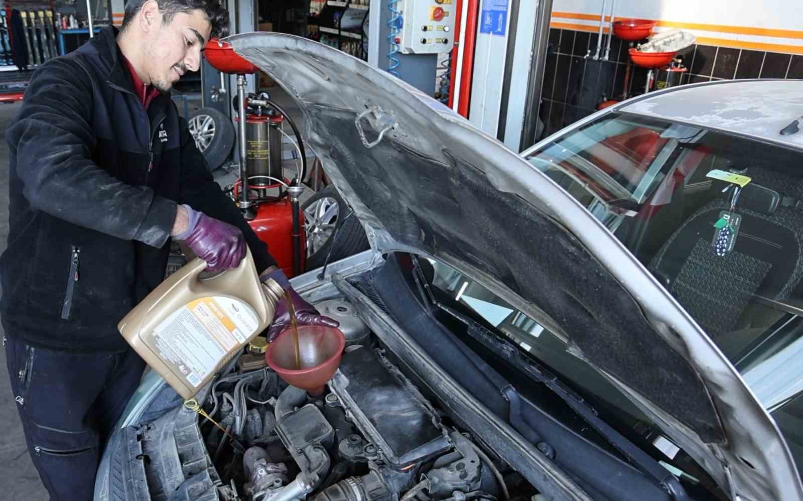 KIŞ MEVSİMİNİN GELMESİYLE BİRLİKTE DÜŞEN HAVA SICAKLIKLARI ARAÇLARDA KIŞLIK BAKIMIN DA SİNYALLERİNİ VERİYOR. SOĞUKLARA KARŞI ANTİFRİZİN BÜYÜK ÖNEM ARZ ETTİĞİ KIŞLIK BAKIMLARINDA USTALAR ARAÇ SAHİPLERİNİ UYARDI.