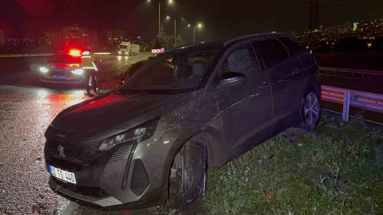 SAMSUN’DA YOLDAN ÇIKAN OTOMOBİLİN SAVRULARAK ORTA REFÜJE ÇIKMASI SONUCU MEYDANA GELEN KAZADA 2 KİŞİ YARALANDI.