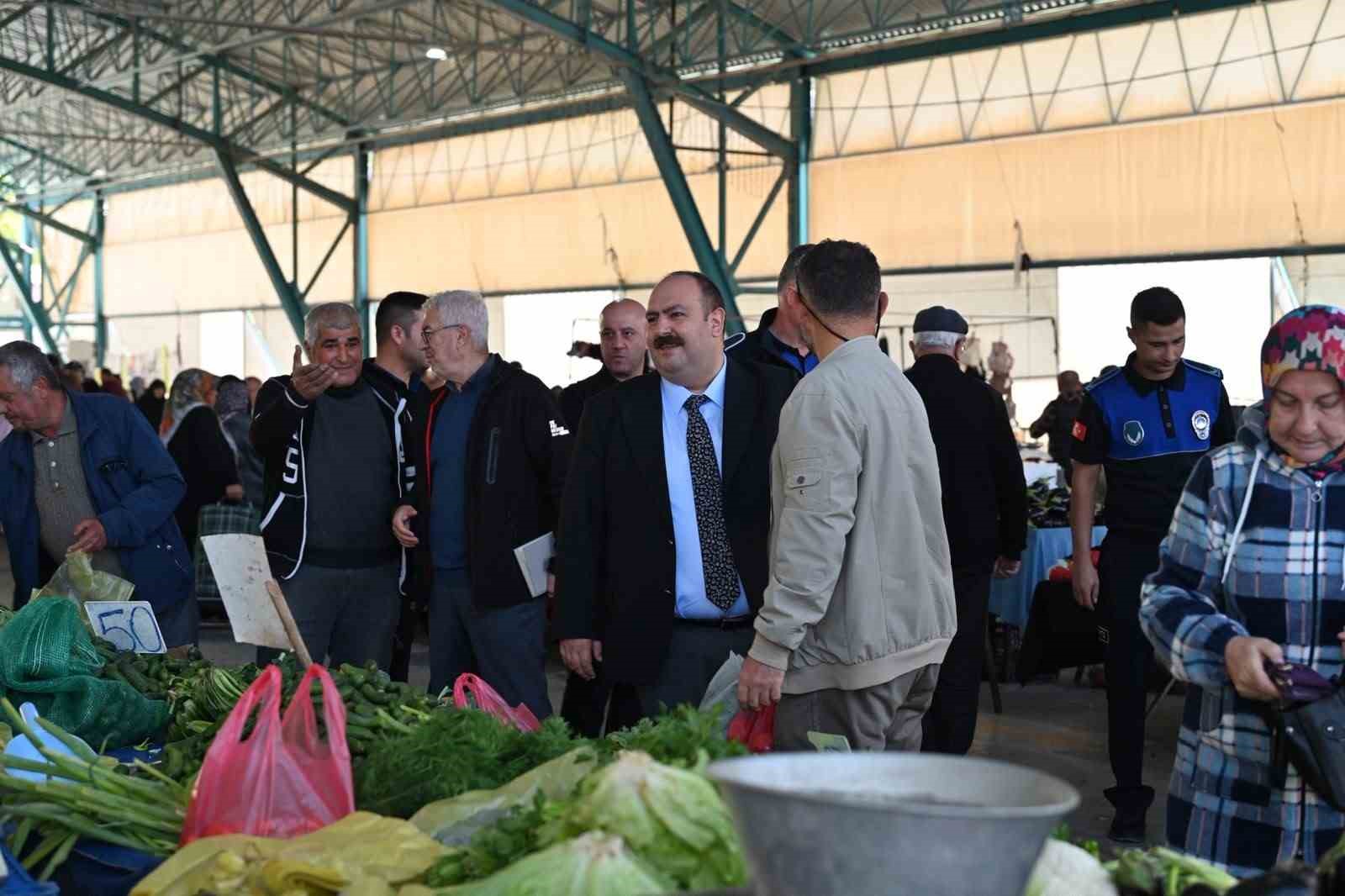 PAZAR ALANINDA ALIŞVERİŞ YAPAN VATANDAŞLARLA YAKINDAN İLGİLENEN BAŞKAN HAMAMCI, İLÇE SAKİNLERİYLE SOHBET EDEREK, TALEP VE GÖRÜŞLERİNİ DİNLEDİ.