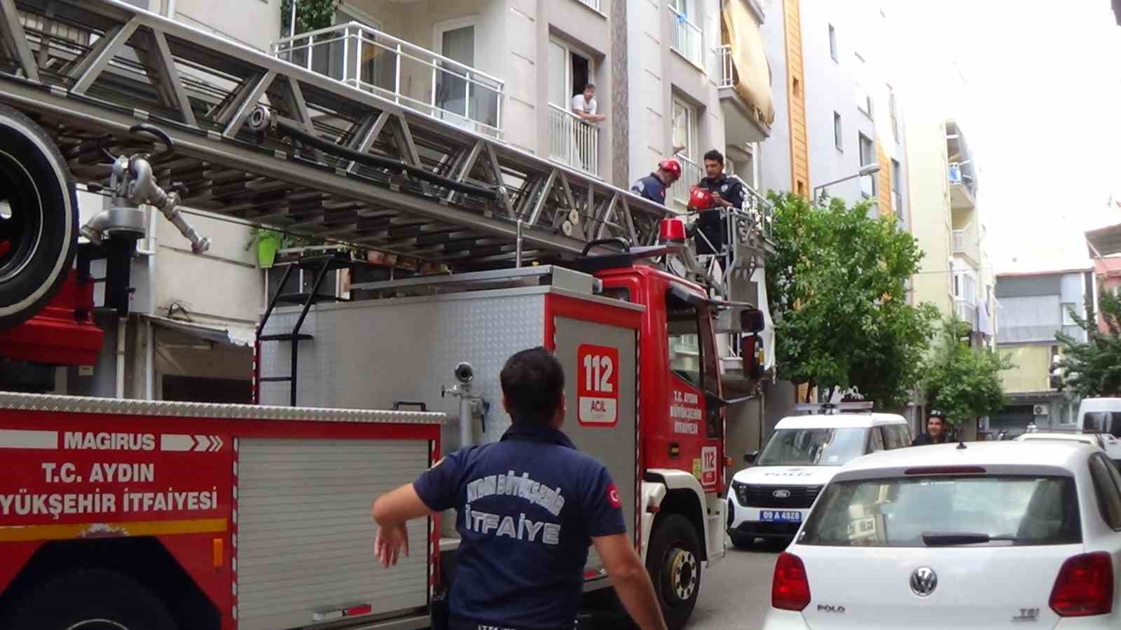 AYDIN'IN EFELER İLÇESİNDE 5 KATLI BİR BİNANIN 3'ÜNCÜ KATINDAKİ EVİN PENCERESİNDE GÖRÜLEN 5 YAŞINDAKİ OTİZMLİ ÇOCUK, ÇEVREDEKİ VATANDAŞLARI ENDİŞELENDİRDİ. ÇOCUKLA İLETİŞİM KURAMAYAN VATANDAŞLARIN İHBARI ÜZERİNE BÖLGEYE SEVK EDİLEN İTFAİYE VE POLİS EKİPLERİ, KÜÇÜK ÇOCUĞUN EVDE YALNIZ OLMADIĞINI BELİRLEDİ.