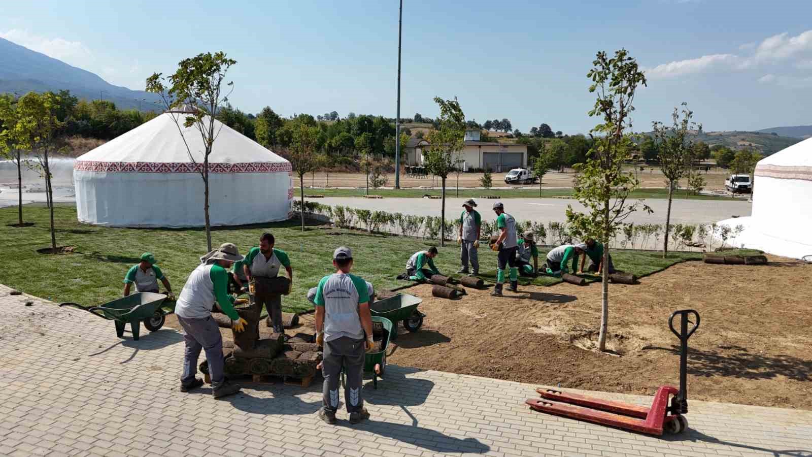 İNEGÖL BELEDİYESİ’NİN YENİCEKÖY’DE BULUNAN DOĞA SPORLARI VE TURİZM MERKEZİ (DOSTUM) BÜNYESİNDE HAYATA GEÇİRDİĞİ KAMP MERKEZİ PROJESİNDE ÇALIŞMALAR HIZ KESMEDEN DEVAM EDİYOR. KAMP ALANINDA ÇİM SERİMLERİ VE YEŞİL ALAN DÜZENLEMELERİ İLE 200 METREKARELİK YEMEKHANE ÇADIRININ KURULUM ÇALIŞMALARI SÜRÜYOR.
