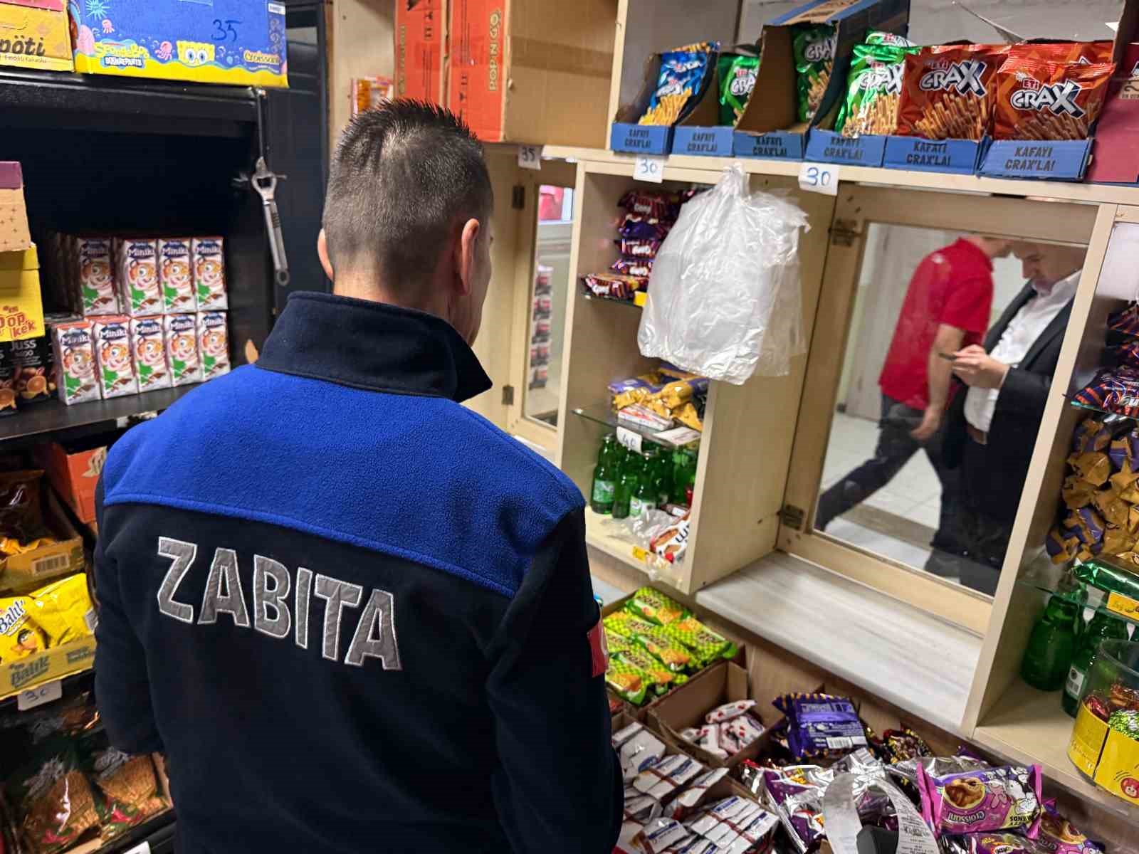KARABÜK BELEDİYESİ ZABITA MÜDÜRLÜĞÜ EKİPLERİ, ÖĞRENCİLERİN SAĞLIKLI VE GÜVENİLİR GIDAYA ULAŞMASINI SAĞLAMAK AMACIYLA OKUL KANTİNLERİNDE DENETİM GERÇEKLEŞTİRDİ. DENETİMLERDE HİJYEN KURALLARI, ÜRÜNLERİN SON TÜKETİM TARİHLERİ VE AÇIK GIDALARIN SATIŞ KOŞULLARI TİTİZLİKLE İNCELENDİ.