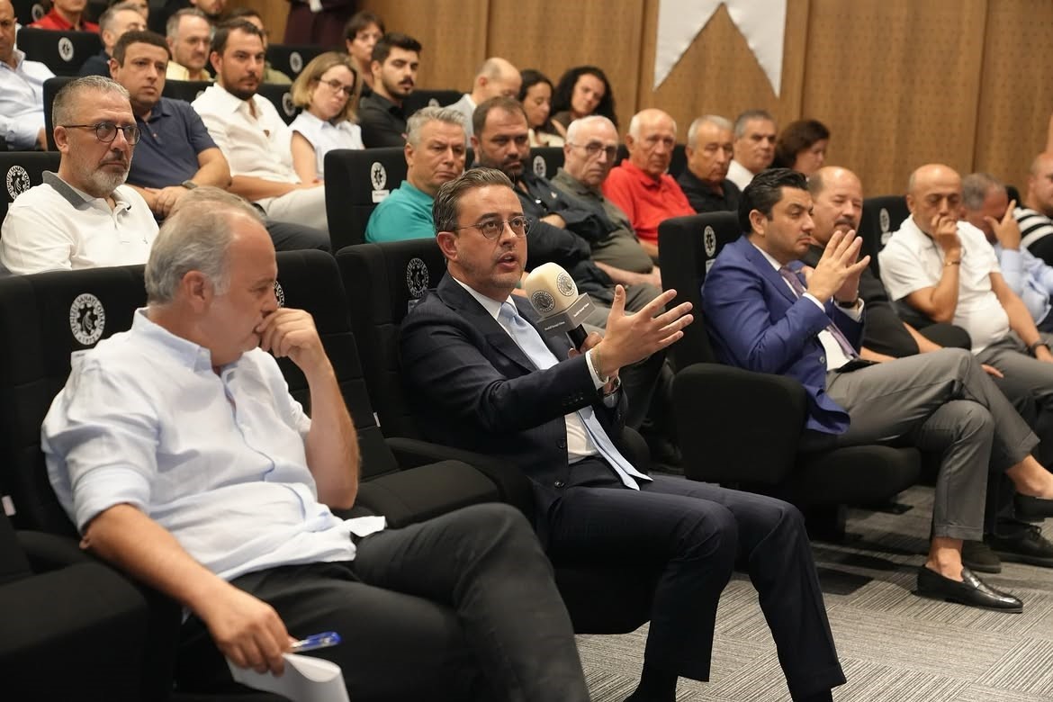 DENİZLİ SANAYİ ODASI (DSO), DÜNYADA HIZLA DEĞİŞEN EKONOMİK, TOPLUMSAL VE TEKNOLOJİK DİNAMİKLERİ İŞ DÜNYASININ GÜNDEMİNE TAŞIDI. "YAPAY ZEKÂ ÇAĞINDA İNSAN, TOPLUM VE GELECEK" ETKİNLİĞİNDE STRATEJİST VE FUTUREBRİGHT GROUP KURUCUSU AKAN ABDULA KONUK OLDU. DSO YÖNETİM KURULU, YÜKSEK İSTİŞARE KURULU VE MECLİS ÜYELERİNİN YANI SIRA FARKLI SEKTÖRLERDEN SANAYİCİLER VE İŞ DÜNYASI TEMSİLCİLERİNİN KATILDIĞI PROGRAMDA, YAPAY ZEKÂNIN SANAYİ VE EKONOMİNİN YANI SIRA TOPLUM VE İNSAN KAYNAĞI ÜZERİNDEKİ ETKİLERİ DEĞERLENDİRİLDİ.