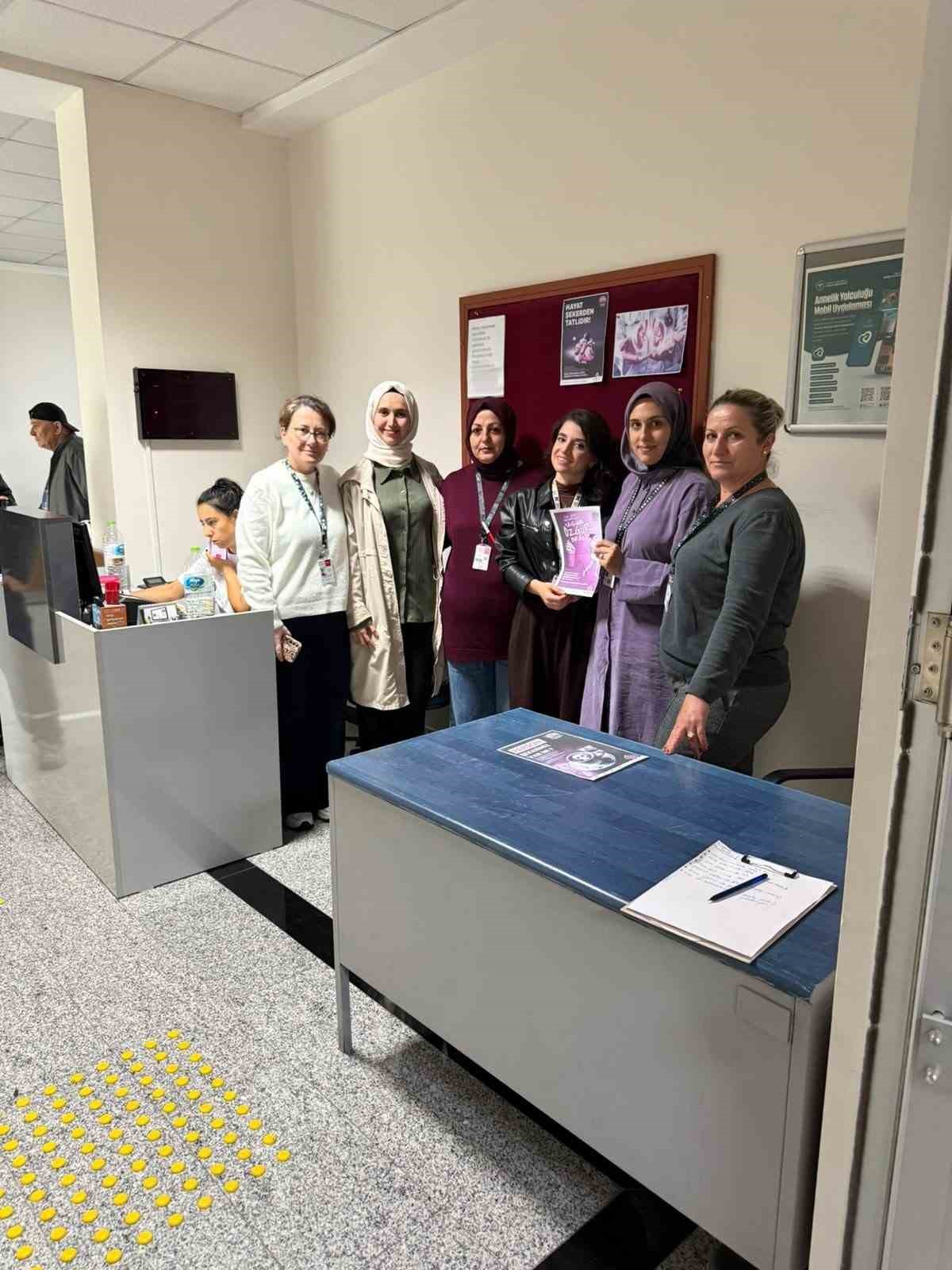 GÜMÜŞOVA İLÇE DEVLET HASTANESİ VE İLÇE TOPLUM SAĞLIĞI MERKEZİ EKİPLERİ TARAFINDAN ŞEKER TÜKETİMİNE DİKKAT HAFTASI KAPSAMINDA, SAĞLIKLI BESLENMENİN TEŞVİK EDİLMESİ VE AŞIRI ŞEKER TÜKETİMİNİN SAĞLIK ÜZERİNDEKİ ETKİLERİNE DİKKAT ÇEKİLMESİ AMACIYLA ETKİNLİK DÜZENLENDİ.