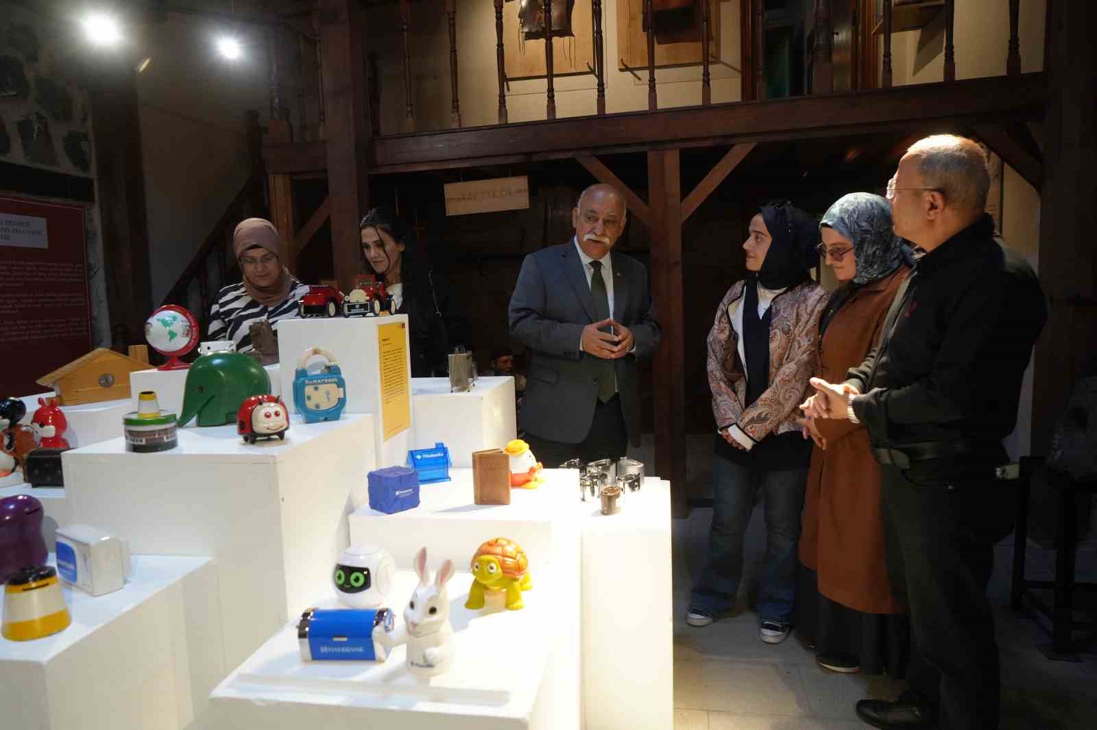 ERZURUM'DA ATATÜRK ÜNİVERSİTESİ TIP FAKÜLTESİ ADLİ TIP ANABİLİM DALI ÖĞRETİM ÜYESİ VE ADALET BAKANLIĞI ADLİ TIP KURUMU ERZURUM GRUP BAŞKANI PROF. DR. AHMET NEZİH KÖK'ÜN ÇOCUKLUĞUNDA İLK KUMBARASIYLA BAŞLAYAN KOLEKSİYON TUTKUSU, YILLAR İÇERİSİNDE BİNLERCE PARÇAYA ULAŞTI.
