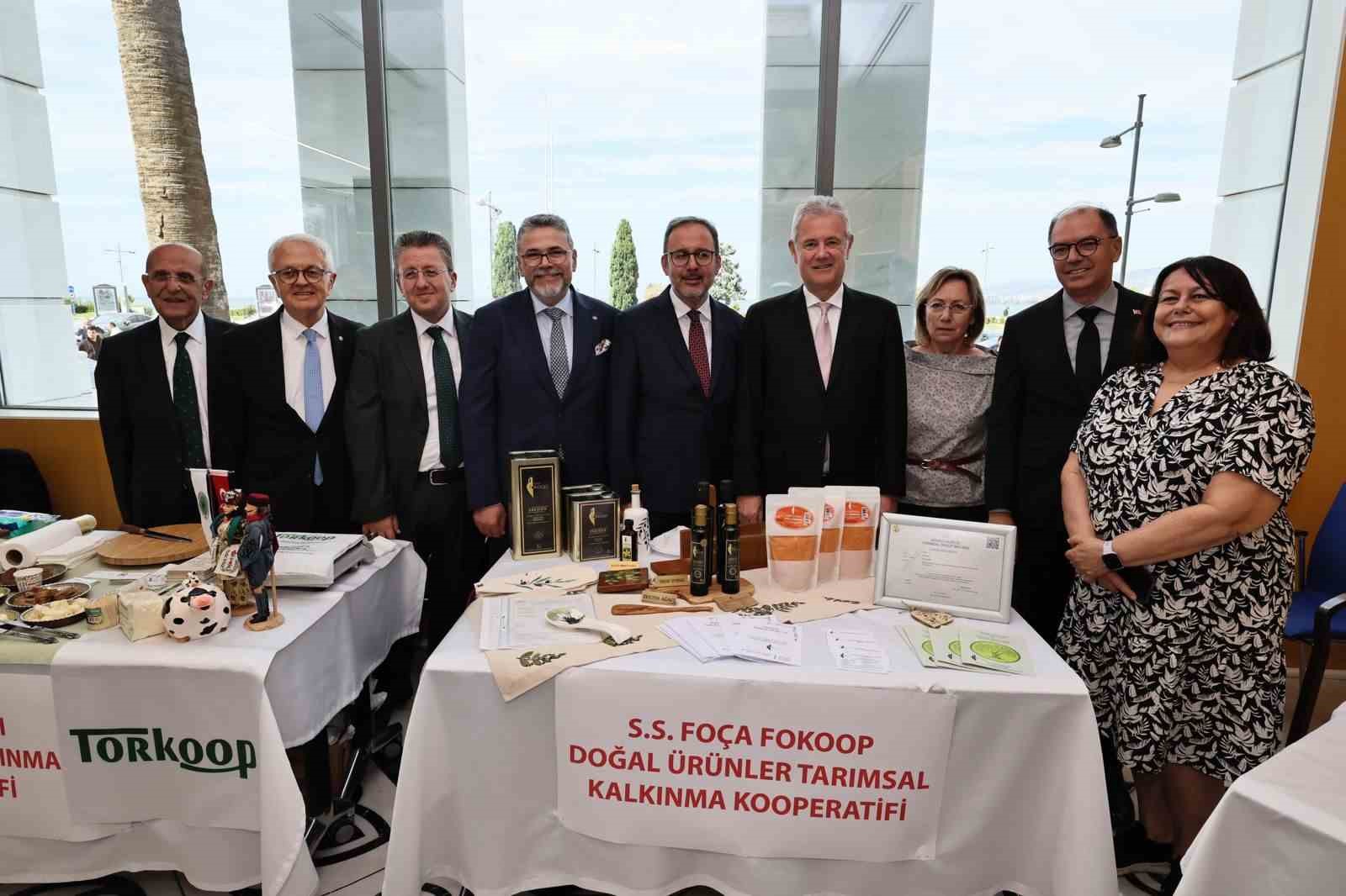 ÖNCEKİ DÖNEM GENÇLİK VE SPOR BAKANI, AK PARTİ İZMİR MİLLETVEKİLİ DR. MEHMET MUHARREM KASAPOĞLU, 16 EKİM DÜNYA GIDA GÜNÜ DOLAYISIYLA İZMİR TİCARET ODASINDA DÜZENLENEN ETKİNLİĞE KATILDI.
