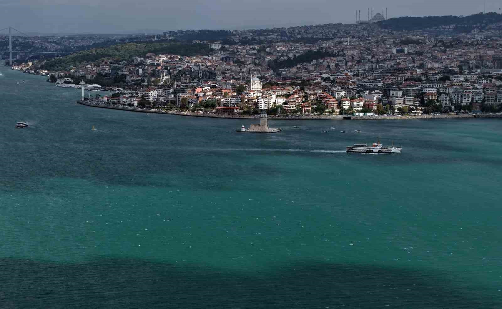 İSTANBUL’DA SON GÜNLERDE ETKİLİ OLAN YAĞIŞLARIN ARDINDAN İSTANBUL BOĞAZI’NDA ALG PATLAMASI MEYDANA GELDİ, BOĞAZ’IN MASMAVİ SULARININ TURKUAZA BÜRÜNDÜ
